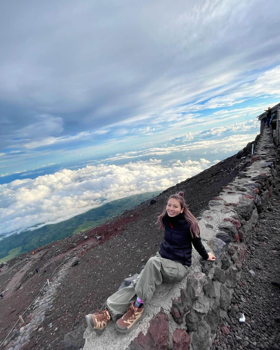 myumyuさんのインスタグラム写真 - (myumyuInstagram)「富士山🗻前編 人生で初めて富士山登りました🕺  しんどかったけどほんと登ってよかったー💓☺️  私の人生の目標はやったことないことをへらすこと！✨  最後の山小屋写真気にならん？笑 詳しくはハイライトに動画載せてるよ💖  #富士山#富士山登山#登山女子 #mtfuji#mtfujijapan#mtfujiphoto_ig#mountainclimbing」10月7日 8時00分 - myumyu_travel_bikini