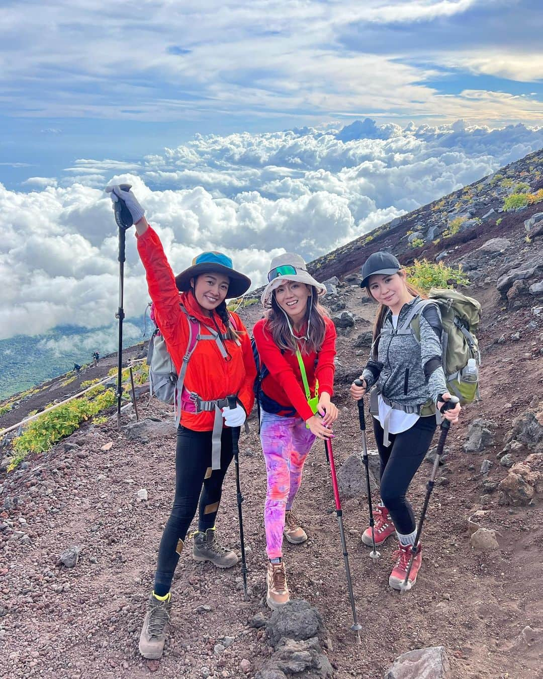 myumyuさんのインスタグラム写真 - (myumyuInstagram)「富士山🗻前編 人生で初めて富士山登りました🕺  しんどかったけどほんと登ってよかったー💓☺️  私の人生の目標はやったことないことをへらすこと！✨  最後の山小屋写真気にならん？笑 詳しくはハイライトに動画載せてるよ💖  #富士山#富士山登山#登山女子 #mtfuji#mtfujijapan#mtfujiphoto_ig#mountainclimbing」10月7日 8時00分 - myumyu_travel_bikini