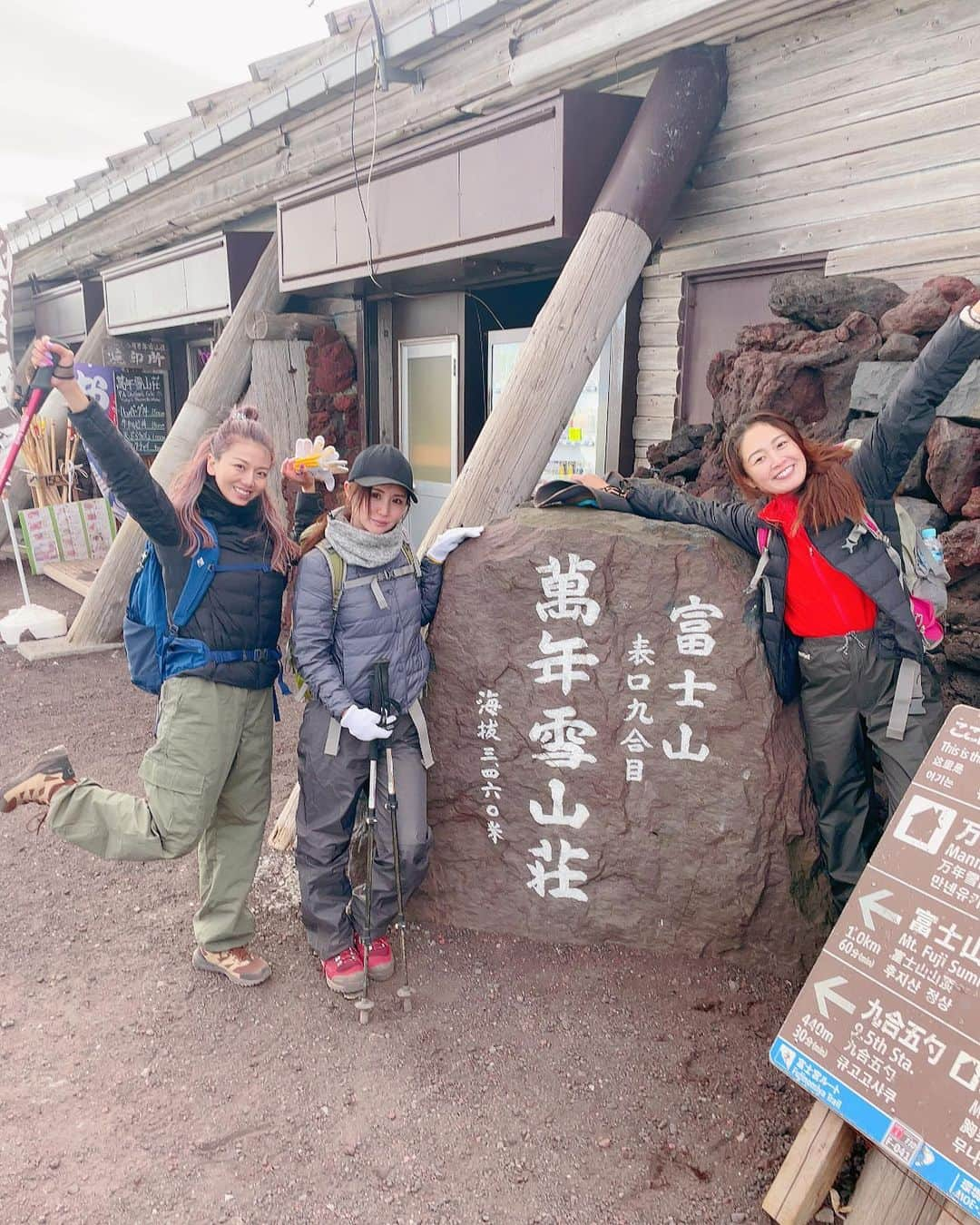 myumyuさんのインスタグラム写真 - (myumyuInstagram)「富士山🗻前編 人生で初めて富士山登りました🕺  しんどかったけどほんと登ってよかったー💓☺️  私の人生の目標はやったことないことをへらすこと！✨  最後の山小屋写真気にならん？笑 詳しくはハイライトに動画載せてるよ💖  #富士山#富士山登山#登山女子 #mtfuji#mtfujijapan#mtfujiphoto_ig#mountainclimbing」10月7日 8時00分 - myumyu_travel_bikini