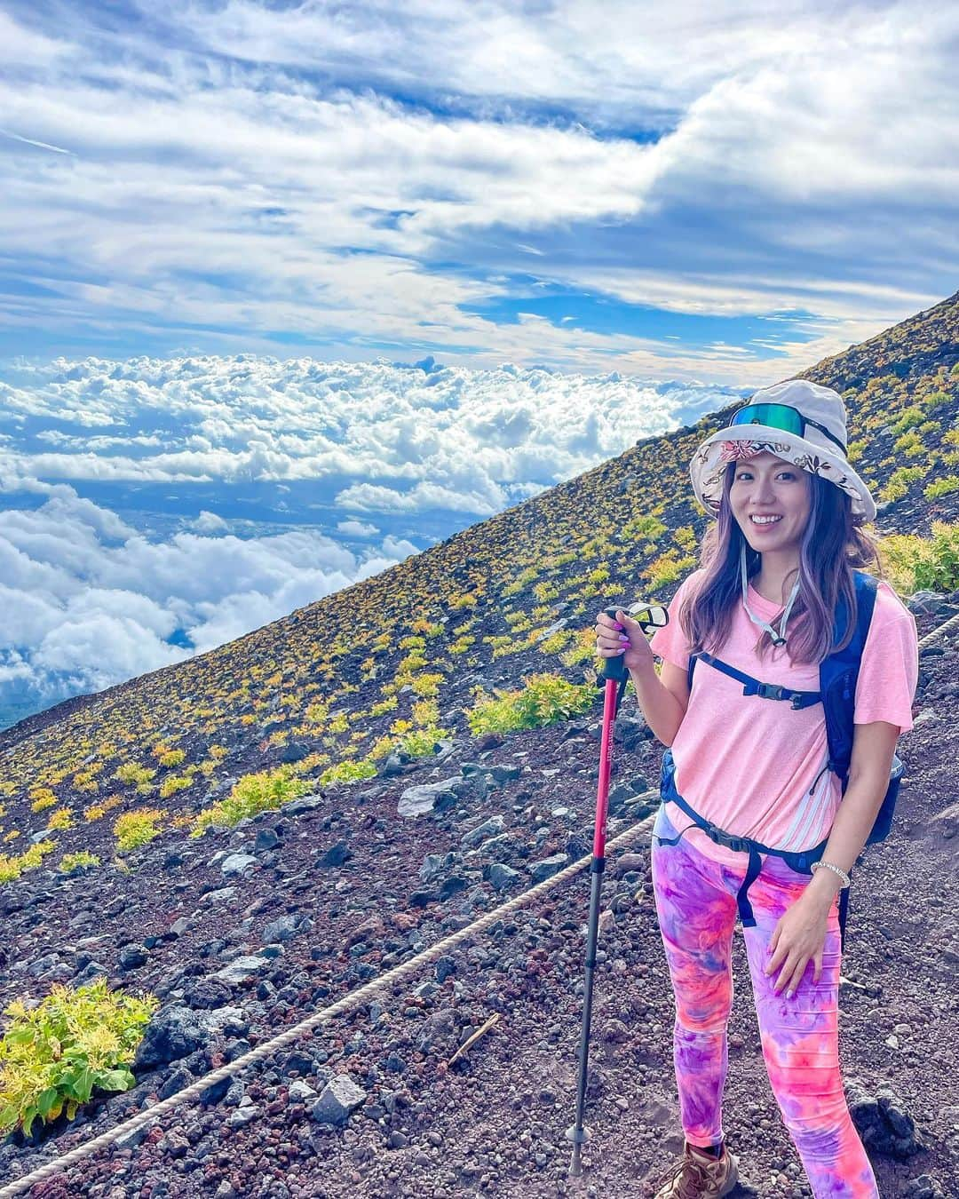 myumyuさんのインスタグラム写真 - (myumyuInstagram)「富士山🗻前編 人生で初めて富士山登りました🕺  しんどかったけどほんと登ってよかったー💓☺️  私の人生の目標はやったことないことをへらすこと！✨  最後の山小屋写真気にならん？笑 詳しくはハイライトに動画載せてるよ💖  #富士山#富士山登山#登山女子 #mtfuji#mtfujijapan#mtfujiphoto_ig#mountainclimbing」10月7日 8時00分 - myumyu_travel_bikini