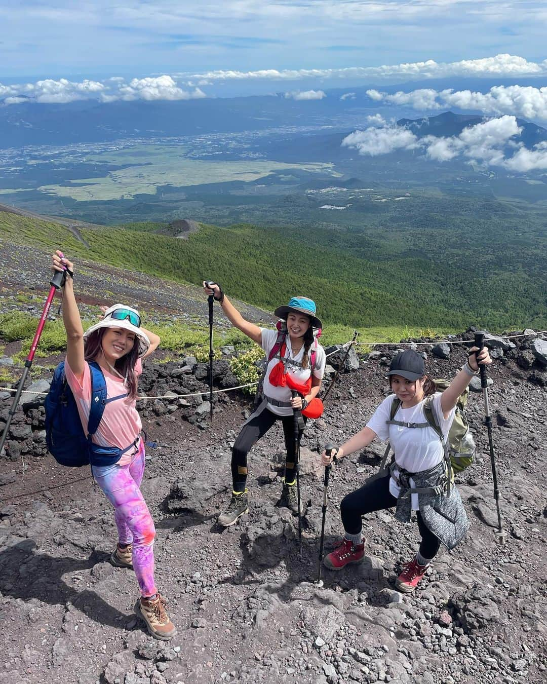 myumyuさんのインスタグラム写真 - (myumyuInstagram)「富士山🗻前編 人生で初めて富士山登りました🕺  しんどかったけどほんと登ってよかったー💓☺️  私の人生の目標はやったことないことをへらすこと！✨  最後の山小屋写真気にならん？笑 詳しくはハイライトに動画載せてるよ💖  #富士山#富士山登山#登山女子 #mtfuji#mtfujijapan#mtfujiphoto_ig#mountainclimbing」10月7日 8時00分 - myumyu_travel_bikini