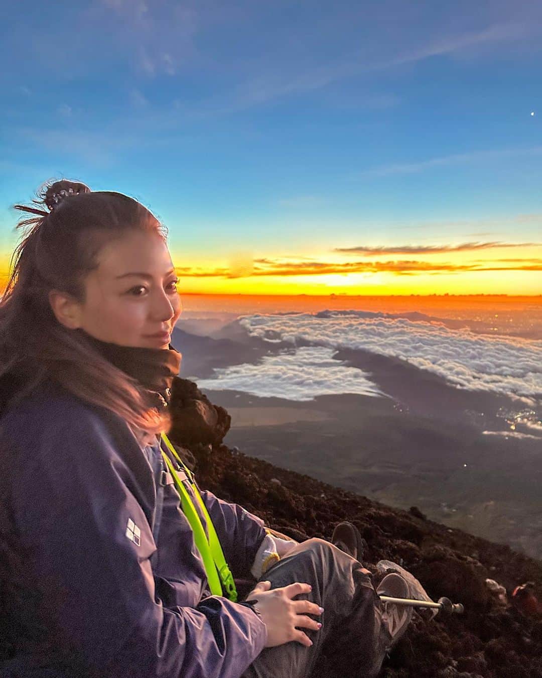 myumyuさんのインスタグラム写真 - (myumyuInstagram)「富士山🗻後編  夜中に9合目の山小屋を出発して 山頂で日の出見れたぁぁ🌅 雲海から登場する朝日がほんときれいだった💓  強風ビュンビュンでたぶん体感−6℃くらい🥶 みんなほぼ寝てない中(山小屋が想像以上に過酷で🤣)すっぴんで凍え震えながらよく頑張りました！ 一緒に登ってくれてありがとぉぉ💖  帰りは滑りまくってお尻何回も割りながら下山した様子はハイライトにて😂 持ち物とか詳しいことまとめたよん🎒  #日の出#山頂#山頂からの景色#雲海#朝焼け#朝日#浅間神社#富士山#富士山登山#mtfuji#mtfujijapan#mtfujiphoto_ig#mountainclimbing#sunrise#seaofclouds」10月8日 8時00分 - myumyu_travel_bikini