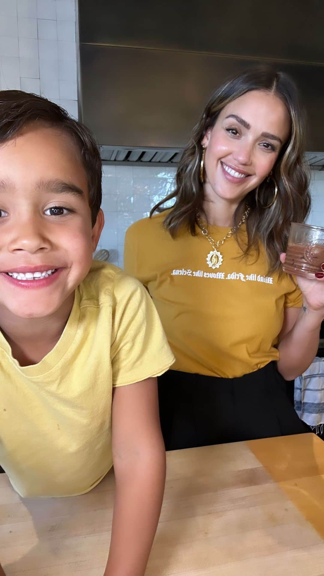 ジェシカ・アルバのインスタグラム：「Making #ChocolateFrio with my boo 🍫😋🧉🤍 Spoiler alert - it’s beyond delish (so ignore Hayes, he’s tripping 😂)   We were inspired by @alexafuelednaturally’s recipe - check it out below! 👇🏽  * 1 1/2 tablespoons cacao powder  * 1 cinnamon stick (broken into pieces) * 1/2 cup filtered water * 1 cup non dairy milk of choice (I recommend oat milk) * Small pinch of salt * 1 - 2 teaspoons agave or pure maple syrup  In a pot combine cacao powder, cinnamon, water and milk. Heat over medium-low and let it come to a simmer. Once simmering, turn off heat. Add salt and agave then mix and let cook for 10 minutes. Before pouring over ice, froth well! I use a traditional Mexican tool called molinillo! Enjoy 🫶🏽🥰」