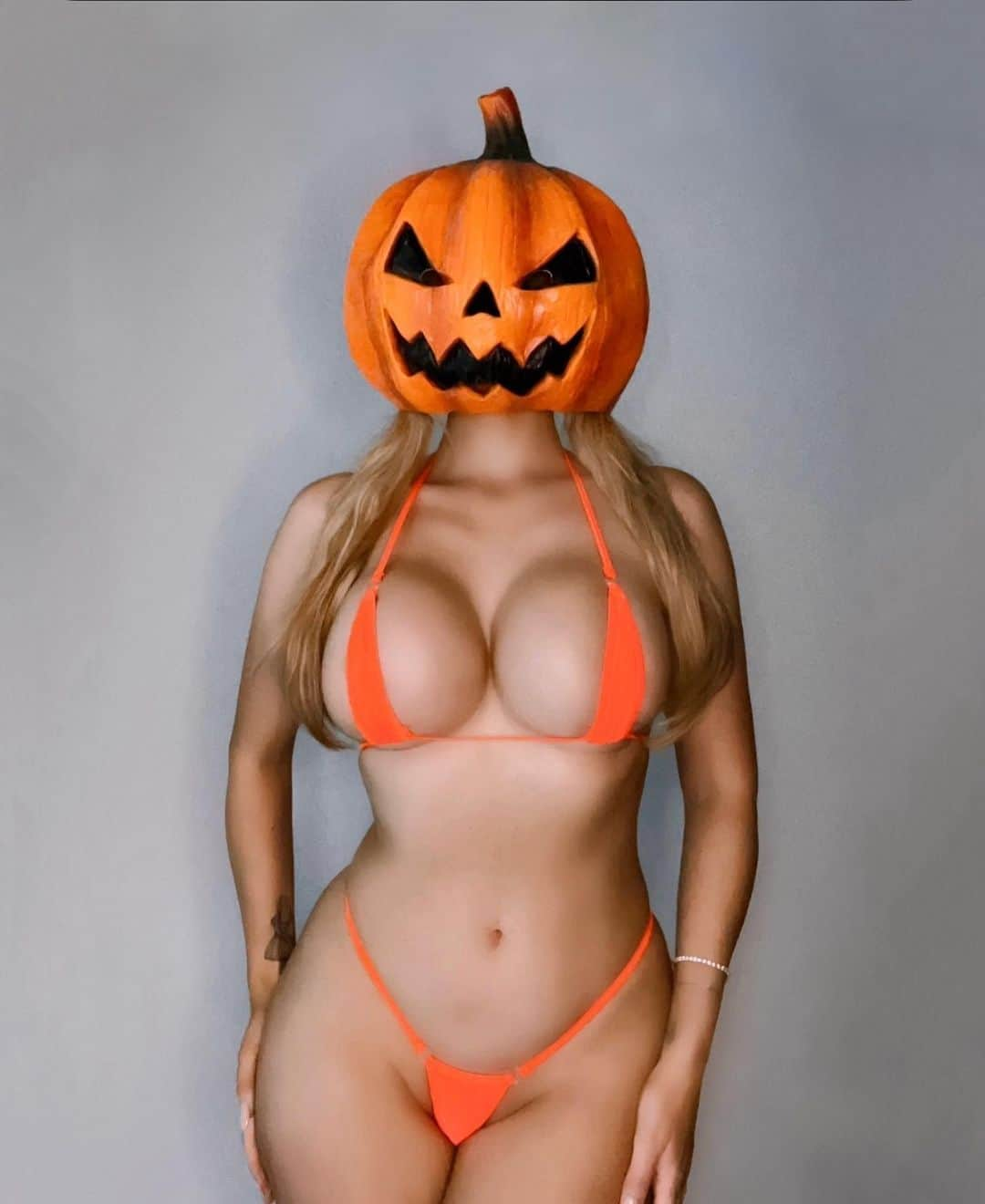 エミリー・シアーズさんのインスタグラム写真 - (エミリー・シアーズInstagram)「It’s getting spooky on the spicy site 🥴🎃」10月7日 3時49分 - emilysears