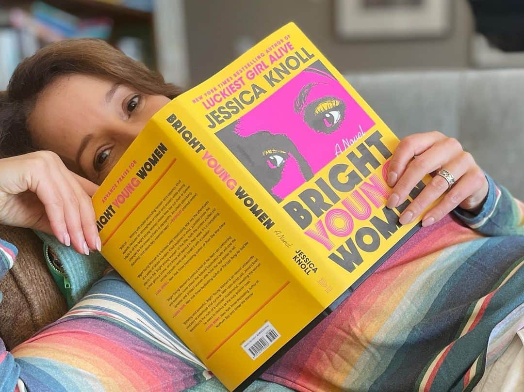 ジェニファー・ビールスのインスタグラム：「Ooooo! Look whose pre order of @jessicaknollauthor ‘s #brightyoungwomen arrived! Buckled in and ready for the ride.」