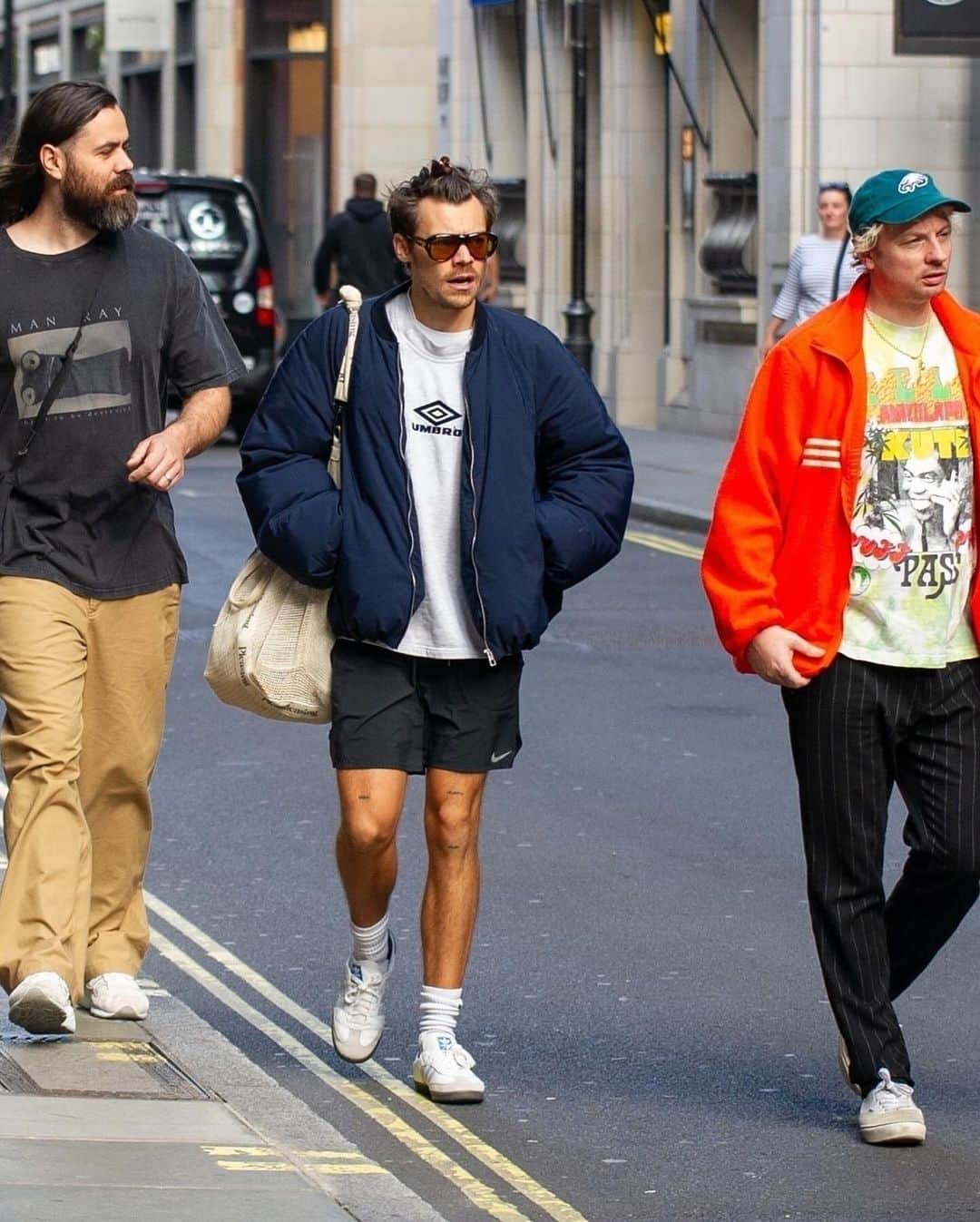 のインスタグラム：「Harry Styles caught up with musical friends and collaborators Kid Harpoon and Tyler Johnson during an outing in Soho today. We've got more pics over at JustJared.com! #HarryStyles #TylerJohnson #KidHarpoon Photos: Backgrid」
