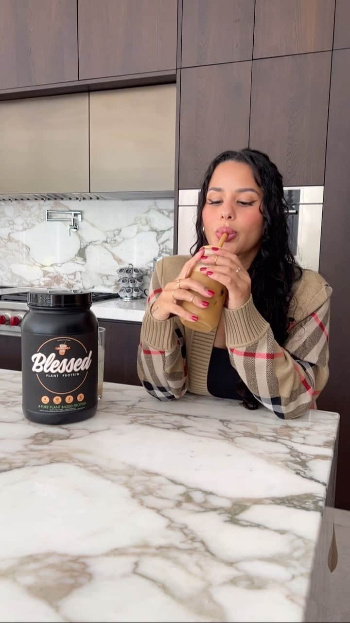 Katya Elise Henryのインスタグラム：「@blessedprotein pumpkin spice latte me please 🍂🎃 obsessed, this is my new fav fall beverage… use code katya10 to save $ on ehplabs.com or wbkfit.com」