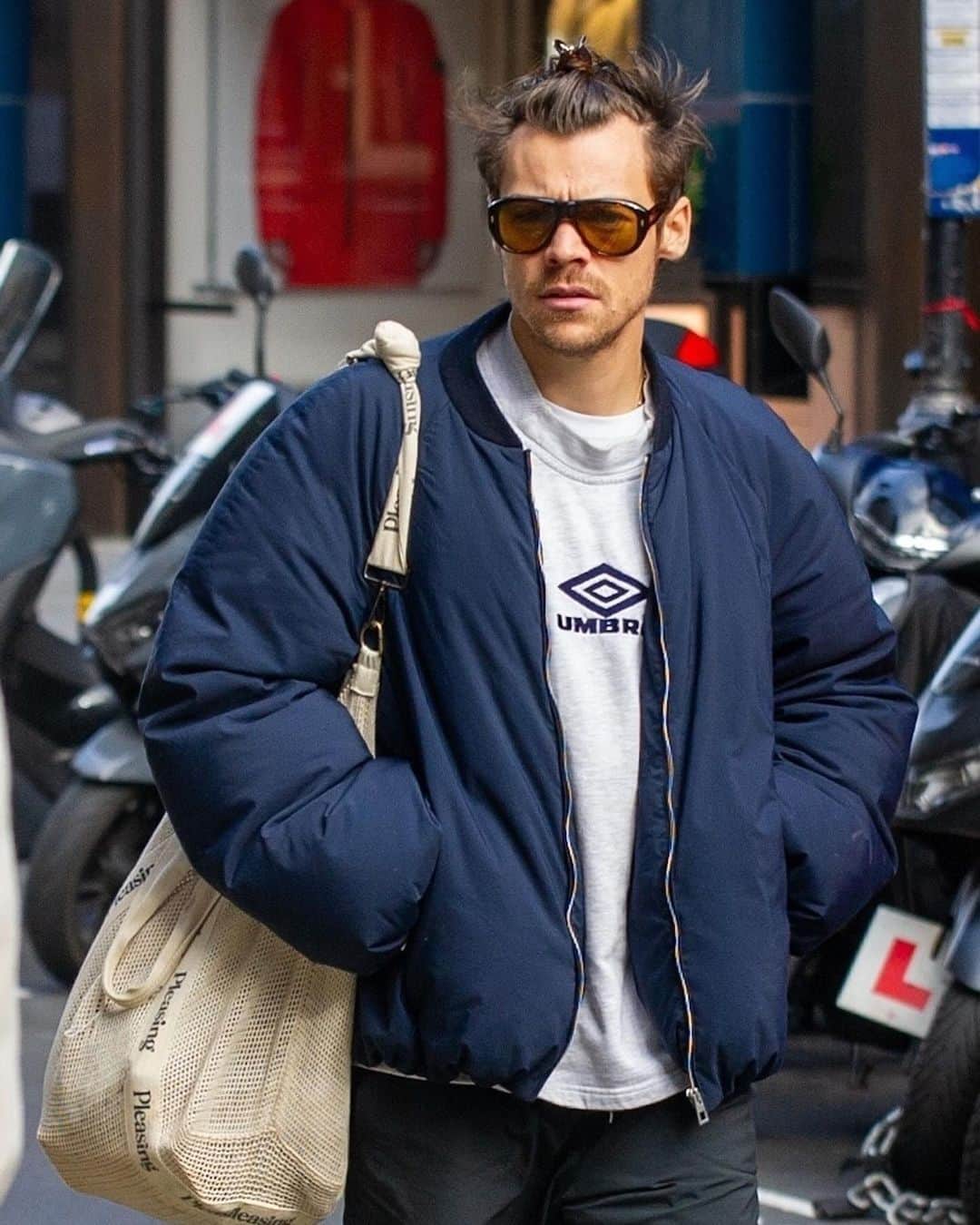 Just Jaredさんのインスタグラム写真 - (Just JaredInstagram)「Harry Styles caught up with musical friends and collaborators Kid Harpoon and Tyler Johnson during an outing in Soho today. We've got more pics over at JustJared.com! #HarryStyles #TylerJohnson #KidHarpoon Photos: Backgrid」10月7日 3時55分 - justjared