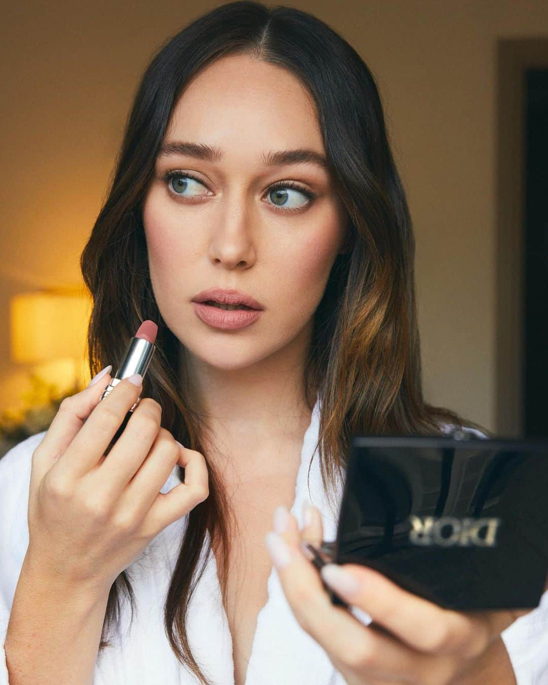 アリシア・デブナム・キャリーのインスタグラム：「A little get ready with me with  @vogueaustralia for the J’adore Dior exhibition in Paris! ✨   @dior  @diorbeauty」