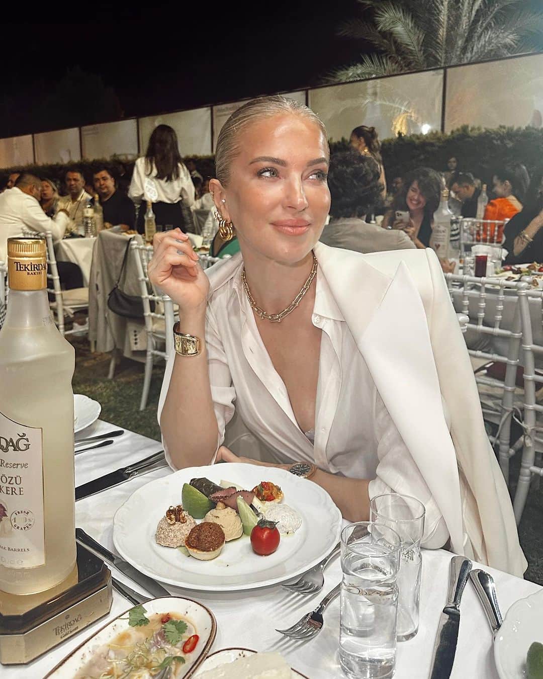 Burcu Esmersoyのインスタグラム：「Kıbrıs cok guzelsin yaaa 😍 bizi ne guzel ağırladın.. 🙏🏻  @altinkadehadada #altinkadeh  #davet @collegeema 🫶🏻」