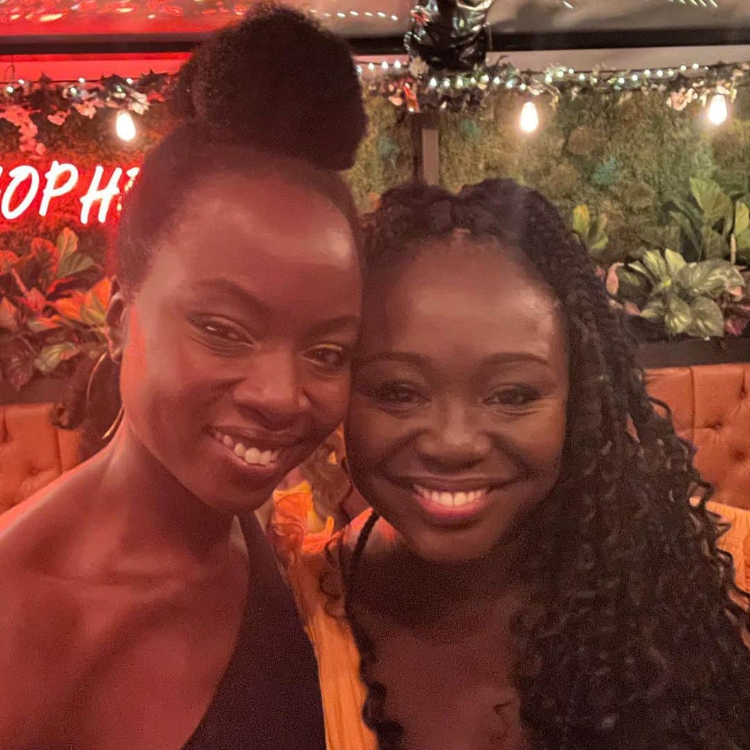 ダナイ・グリラのインスタグラム：「Can’t even begin to express the blessing that was Tuesday night on Broadway! @jjbioh, my dear sister in heritage, in the arts and in Christ, just debuted her phenomenal play #JajasAfricanHairBraiding on Broadway! She is the first Black playwright since 1991 to have a play’s world premiere also be a Broadway premiere. And this play is MAGICAL. Hilarious, heartfelt, and giving voice to women who are never heard, this play is a game-changer. Love seeing the fruits of so much labor come to pass! Look At God!! And then my baby sis @dominiquethorne! KILLING it in this show! SUCH a powerhouse as I say in the video, I am just in awe of what I have witnessed of this young woman since meeting her on #wakandaforever. SO gifted. SKY is the limit! Not to mention the luminosity that is @somimusic making her Broadway debut as are many of the incredible Black women actresses populating this stage and the Black women creatives behind the scene. @nikiyamathis and those wigs! Characters in themselves! DON’T walk RUN to check out this beautiful, moving, thoroughly entertaining show.」