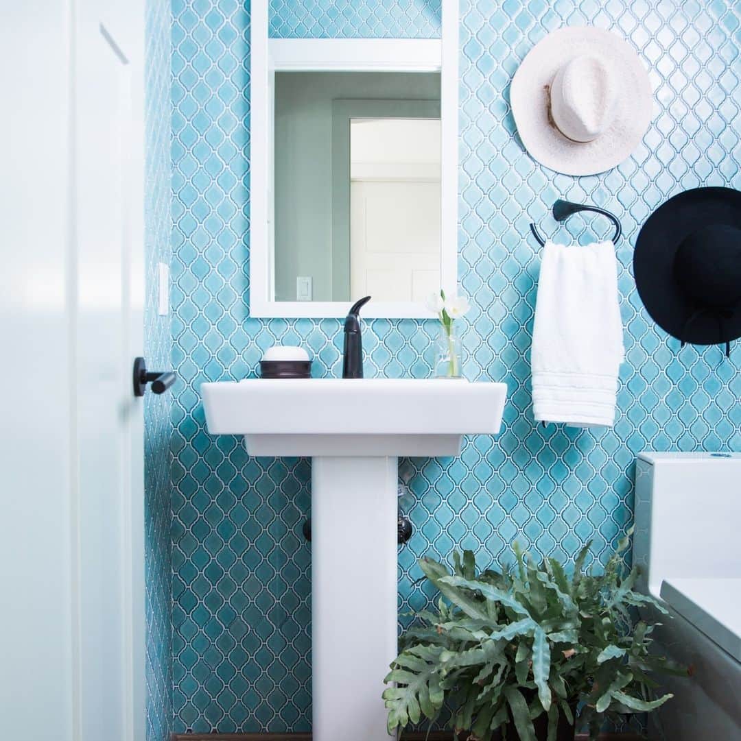 HGTVさんのインスタグラム写真 - (HGTVInstagram)「Small bathroom? BIG design opportunity ✨⁠ ⁠ Swipe through ➡️ for some of our favorite small bathroom design ideas. Which one did it best? ⁠ ⁠ Head to the 👉 link in bio for more small bathroom design ideas. #HGTVDesign⁠ ⁠ 📸: @jennasuedesign, @codyulrichphoto, @treasurbite, @pacecrafting_photography, @tomasespinozaphotography, @rusticwhiteinteriors, @margaretrajic」10月7日 4時05分 - hgtv