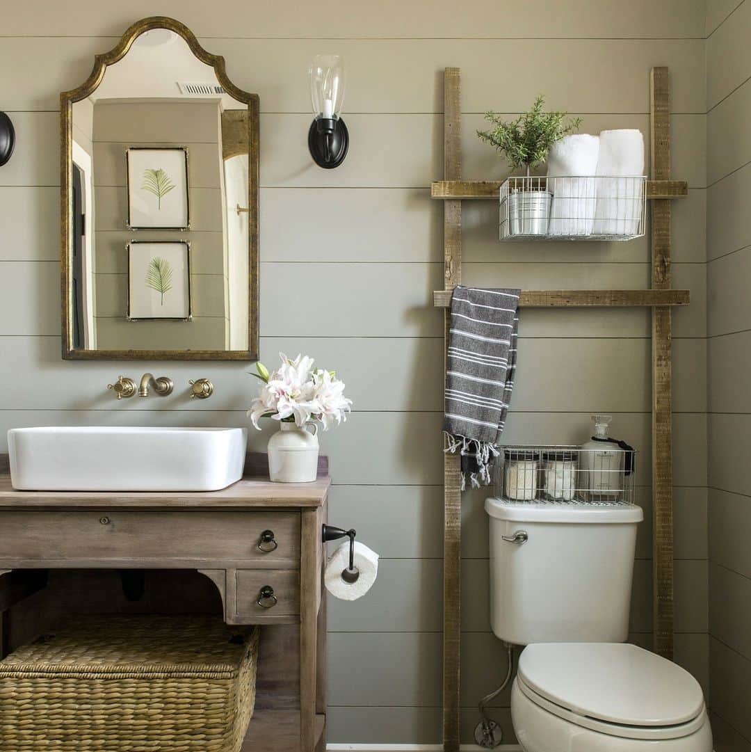 HGTVさんのインスタグラム写真 - (HGTVInstagram)「Small bathroom? BIG design opportunity ✨⁠ ⁠ Swipe through ➡️ for some of our favorite small bathroom design ideas. Which one did it best? ⁠ ⁠ Head to the 👉 link in bio for more small bathroom design ideas. #HGTVDesign⁠ ⁠ 📸: @jennasuedesign, @codyulrichphoto, @treasurbite, @pacecrafting_photography, @tomasespinozaphotography, @rusticwhiteinteriors, @margaretrajic」10月7日 4時05分 - hgtv