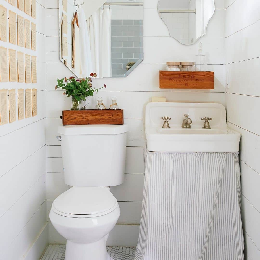 HGTVさんのインスタグラム写真 - (HGTVInstagram)「Small bathroom? BIG design opportunity ✨⁠ ⁠ Swipe through ➡️ for some of our favorite small bathroom design ideas. Which one did it best? ⁠ ⁠ Head to the 👉 link in bio for more small bathroom design ideas. #HGTVDesign⁠ ⁠ 📸: @jennasuedesign, @codyulrichphoto, @treasurbite, @pacecrafting_photography, @tomasespinozaphotography, @rusticwhiteinteriors, @margaretrajic」10月7日 4時05分 - hgtv