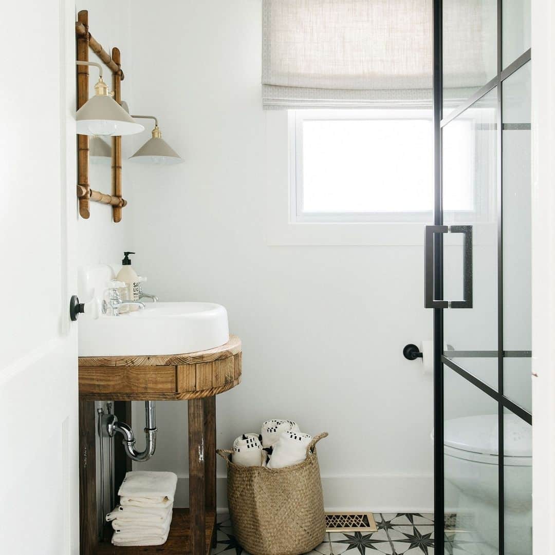 HGTVさんのインスタグラム写真 - (HGTVInstagram)「Small bathroom? BIG design opportunity ✨⁠ ⁠ Swipe through ➡️ for some of our favorite small bathroom design ideas. Which one did it best? ⁠ ⁠ Head to the 👉 link in bio for more small bathroom design ideas. #HGTVDesign⁠ ⁠ 📸: @jennasuedesign, @codyulrichphoto, @treasurbite, @pacecrafting_photography, @tomasespinozaphotography, @rusticwhiteinteriors, @margaretrajic」10月7日 4時05分 - hgtv