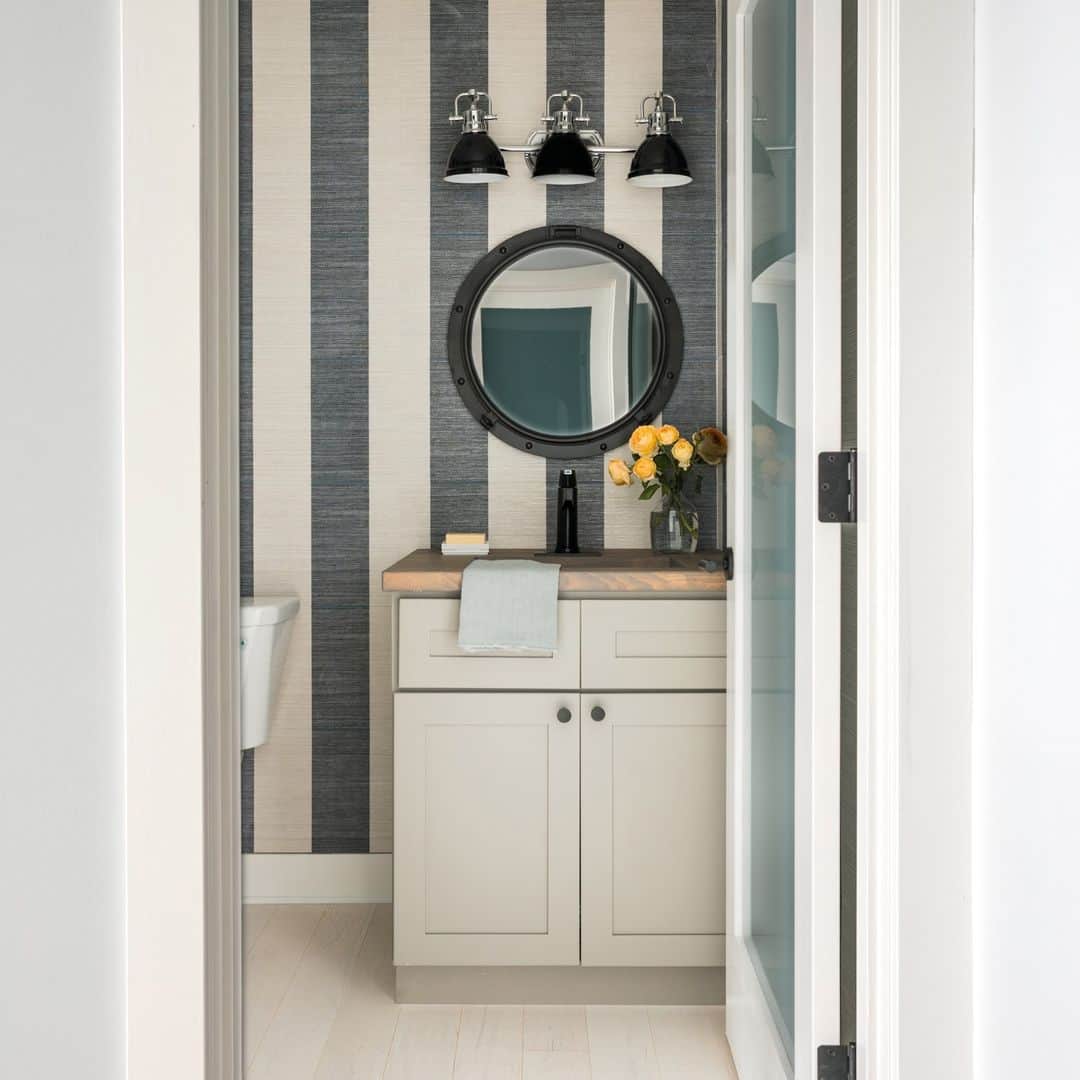 HGTVさんのインスタグラム写真 - (HGTVInstagram)「Small bathroom? BIG design opportunity ✨⁠ ⁠ Swipe through ➡️ for some of our favorite small bathroom design ideas. Which one did it best? ⁠ ⁠ Head to the 👉 link in bio for more small bathroom design ideas. #HGTVDesign⁠ ⁠ 📸: @jennasuedesign, @codyulrichphoto, @treasurbite, @pacecrafting_photography, @tomasespinozaphotography, @rusticwhiteinteriors, @margaretrajic」10月7日 4時05分 - hgtv