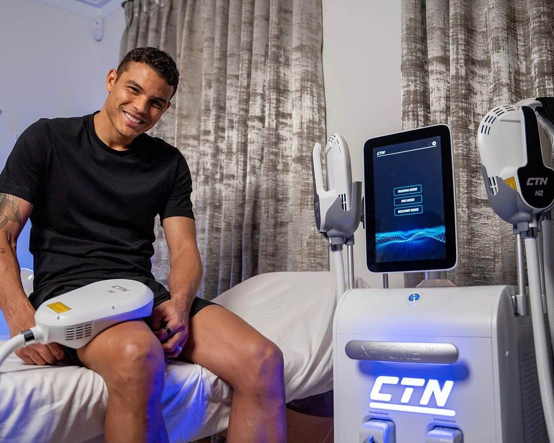 チアゴ・シルヴァのインスタグラム：「Maximizing performance with the CTN X-TONE™️ Magnetic Muscle Stimulation device. Its advanced technology offers accelerated muscle recovery, ensuring optimal muscle development and rehabilitation.  Visit @ctn.fi for more information on their advanced recovery devices.」