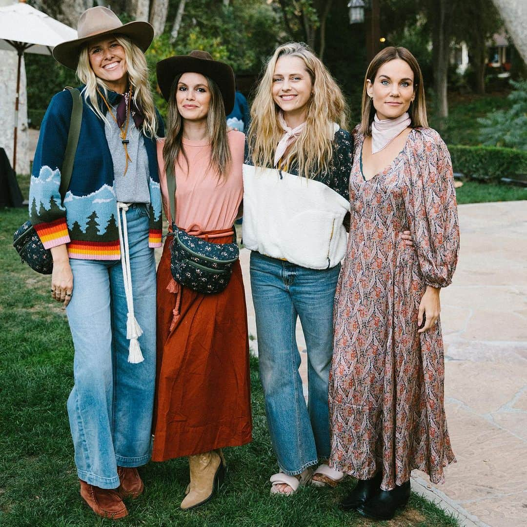 サラ・ライトのインスタグラム：「Day 1 of our @thisisthegreat_ OUTDOORS adventure !! Celebrating community, connection, a love for the outdoors, and these magical humans @emilyandmeritt !! Thank you for inviting us on this journey.. @rachelbilson and @obliviaallen !! @morganpansing these photos are so stunning! Staying at the most amazing @alisalranch ! Cup running over 🥹😭」