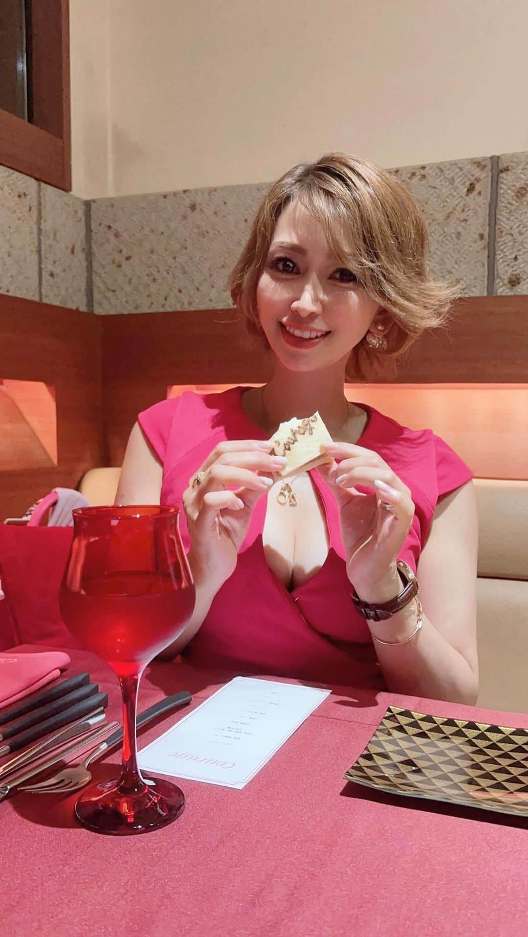 青木梨奈のインスタグラム：「夏の思い出‪‪～Birthday dinner‬～‪‪❤︎‬ 麻布十番で女性シェフの素敵なモダンフレンチのお店『Courage』（ @courage_azabujuban ）✩.*˚ 全部美味しかったけど、かすみ鴨とトリュフのサンドイッチは特にオススメ❤️ フレンチは彩り鮮やかで目でも楽しめるから心も満たされて大好き♡  #birthdaydinner #麻布十番グルメ #モダンフレンチ #Courage #オシャレなレストラン #フレンチレストラン #40代ママ #アラフィフコーデ #育乳」