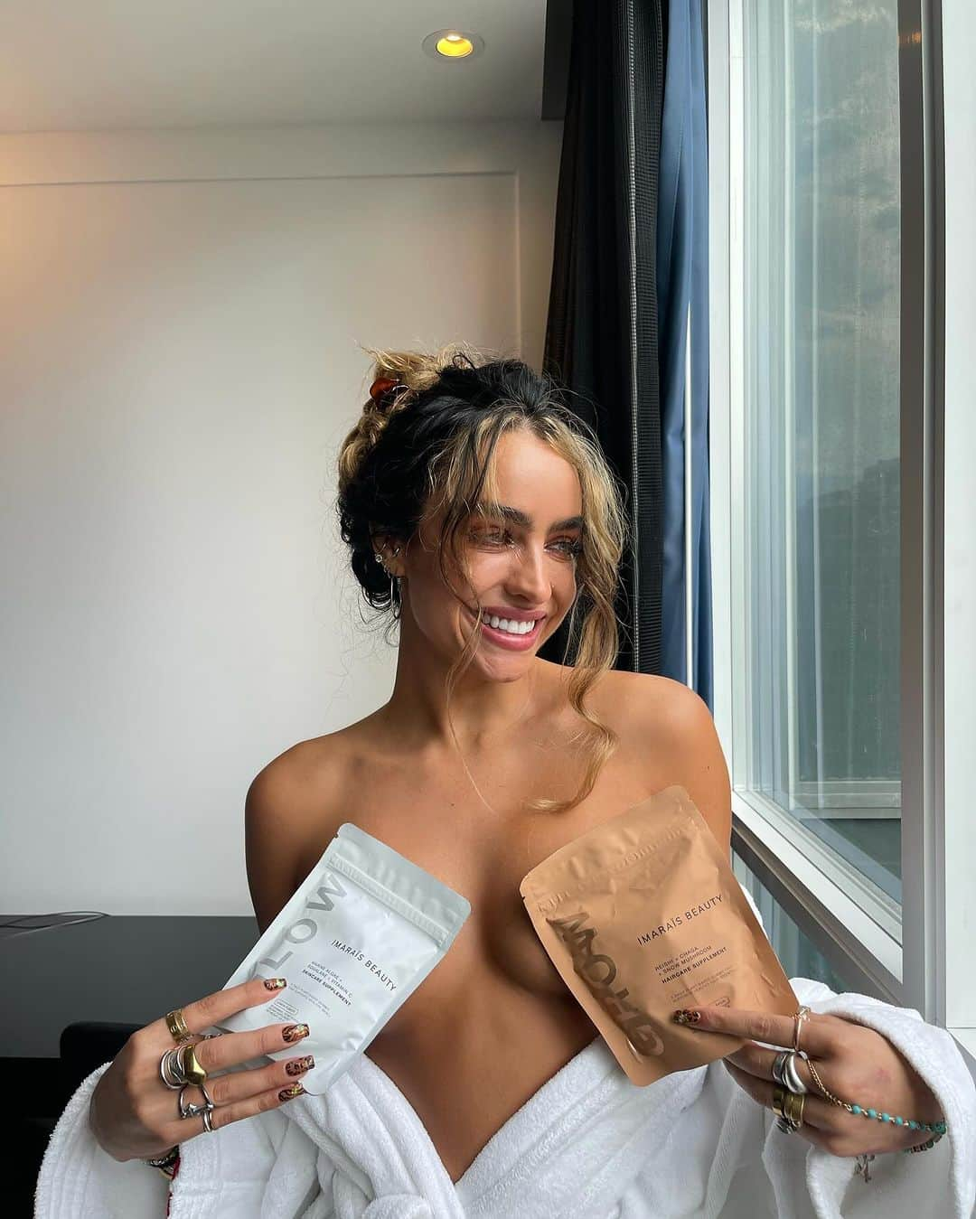 Sommer Rayさんのインスタグラム写真 - (Sommer RayInstagram)「new @imaraisbeauty packaging 🫶🏻 i loved the old bottle design but the pouches are even better.. easier to bring w you & keep in your bag, bathroom, car anywhere!! 🪽depuff & clarity coming soon 💛」10月7日 4時16分 - sommerray