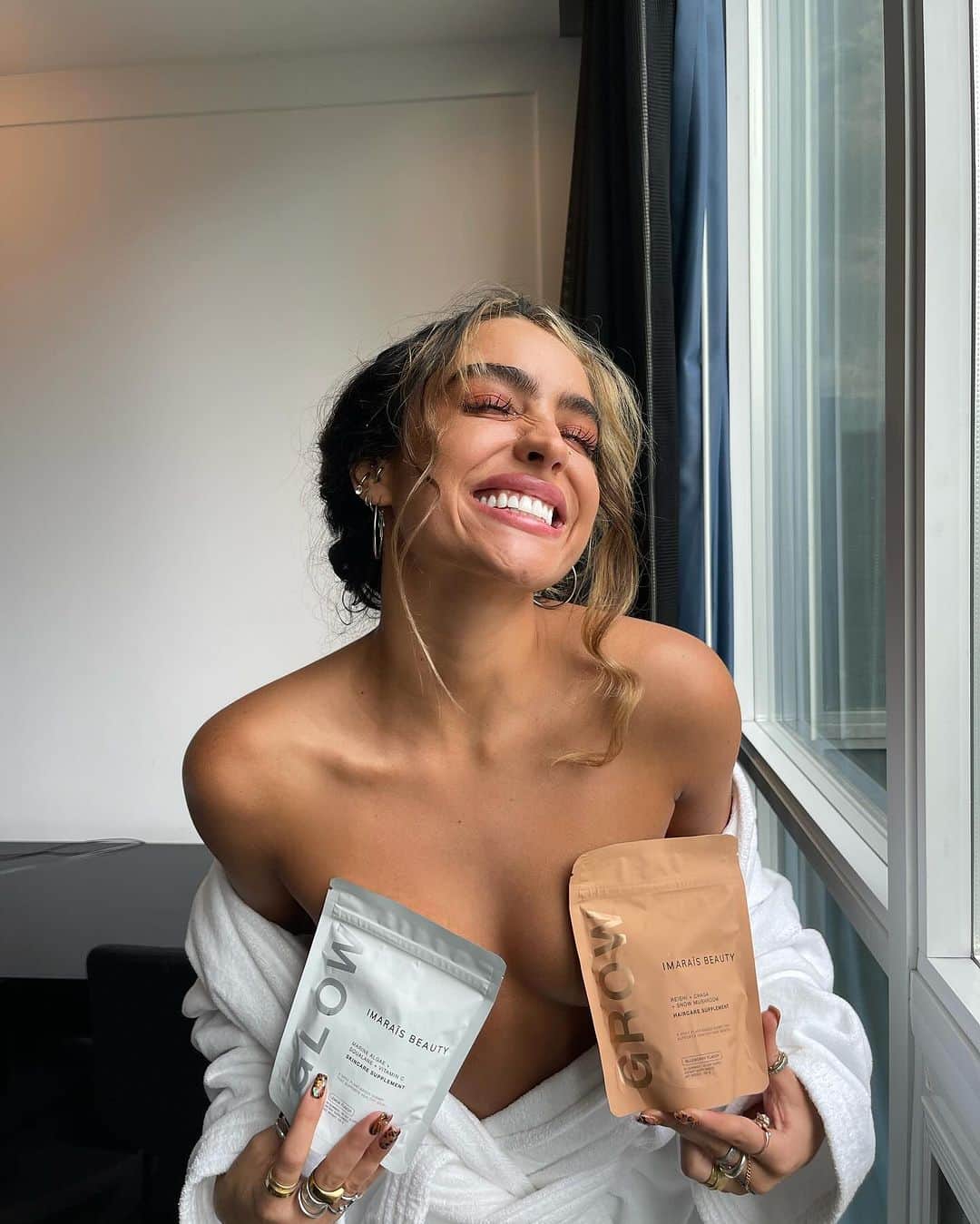 Sommer Rayさんのインスタグラム写真 - (Sommer RayInstagram)「new @imaraisbeauty packaging 🫶🏻 i loved the old bottle design but the pouches are even better.. easier to bring w you & keep in your bag, bathroom, car anywhere!! 🪽depuff & clarity coming soon 💛」10月7日 4時16分 - sommerray