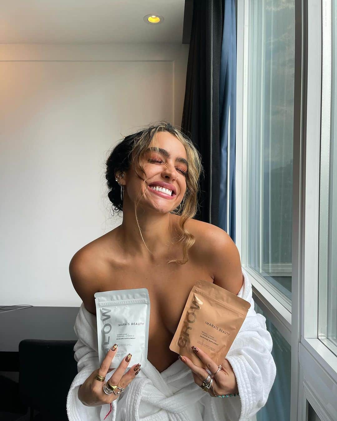 Sommer Rayさんのインスタグラム写真 - (Sommer RayInstagram)「new @imaraisbeauty packaging 🫶🏻 i loved the old bottle design but the pouches are even better.. easier to bring w you & keep in your bag, bathroom, car anywhere!! 🪽depuff & clarity coming soon 💛」10月7日 4時16分 - sommerray