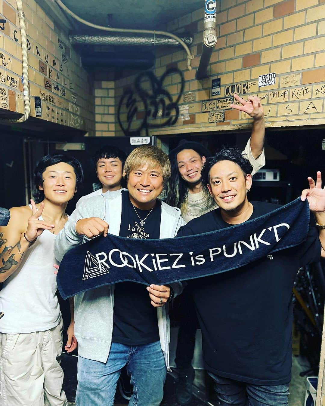 のインスタグラム：「#mistress #FaM #ROOKieZisPUNK'D #GoneR #club Zion #平田良介  昨日はZionにライブ見にいってきた〜😁  mistressのデスボイスは衝撃受けたな😁 FaMは初めて聴いたけど12月に解散するのがもったいないぐらい聴いてて良かった🎙️  現役時代の登場曲 ROOKieZ is PUNK'D  Fight against yourselfも流れて始まりから終わりまでブチあげのライブですごく楽しかったな〜🎙️ また時間作って見にいきたいなと思った☺️  みなさん昨日のライブではお疲れ様でした😁👍 最高〜🥰🥰🥰」