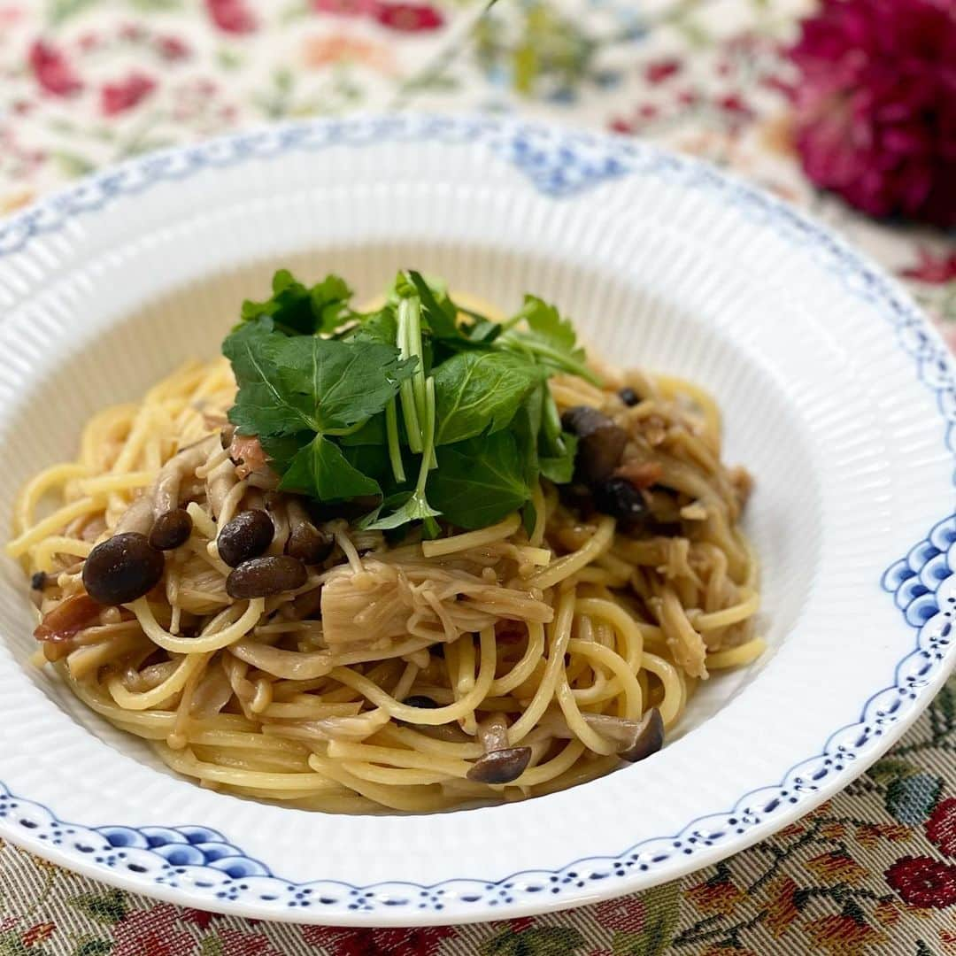 沢瀉美緒さんのインスタグラム写真 - (沢瀉美緒Instagram)「※ Cooking 🧑‍🍳  Pasta ai funghi 🍄 . お友達の娘ちゃんもパクパク食べてくれる一品🥰 きのこたっぷりでなんだか懐かしい味です。 . 〇材料🌿　2人分 にんにく...1〜2かけ (あらみじん切りにしておく） ベーコン...数枚 (なくても( ですが塩味と旨味が加わる） オリーブオイル..適量 しめじ...1パック（石付きを切って解しておく） えのき...1/2パック (石づきを切って半分に切り解しておく） まいたけ...1パック（解しておく） バター...30g しょうゆ...大2 酒..小さじ1 パスタ...約180g 大葉...あれば(千切りにしておく） 三つ葉..あれば ゆで汁...大さじ1前後  〇作り方 1.フライパンにオリーブオイルとにんにくを入れ 香りがしてきたらベーコンを入れさらに炒める 2.1にきのこ類とバターを入れ炒め、途中でお酒を入れて全体がしんなりするまで炒める 3.2に醤油を入れて味を整えたらソースは出来上がり 4.表示より1分ほど少なく塩水で茹でたパスタを3と混ぜ合わせ、火をつけてよく混ぜ合わせる ※この時汁気が少ない場合は茹で汁を少し入れ麺が焦げないように注意し、味が足りないようであれば、再度バターと醤油を足して味を整えるだけ！ . . #おうちごはん #季節のお料理 #簡単レシピ #お料理好きな人と繋がりたい #レシピ #おもてなし料理 #パスタ #パスタレシピ #きのこの和風パスタ #和風パスタ #和風スパゲティ #きのこ #きのこ料理 #しめじ #えのき #舞茸 #日の出みりん #エムレシピ」10月7日 9時46分 - mio_omodaka