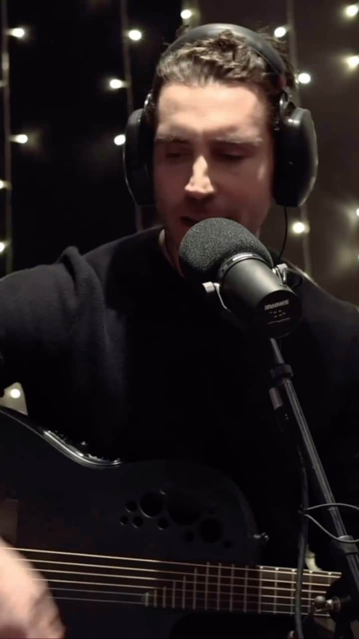 ニール・ダイアモンドのインスタグラム：「An illuminating cover of “Heartlight” by @nickfradiani, live at Dexters Lab Studio. Nick currently plays Neil Diamond in the Broadway musical every Tuesday 7pm show and every Thursday 2pm matinee! ~ Team Neil #NeilDiamond #ABeautifulNoise #Heartlight」