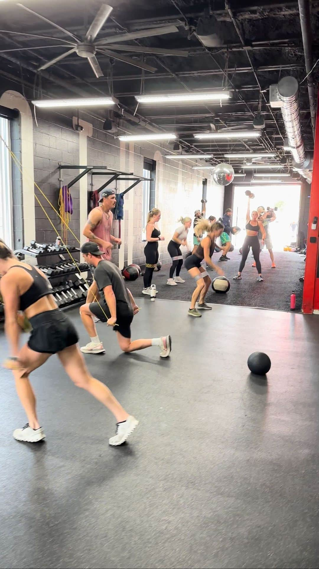 ショーン・ブースのインスタグラム：「Love coaching Fridays! When it gets to the end of the week we like to dial up that intensity level for our full body conditioning classes 😅 The format will change, but you can always expect a super engaging & challenging class!   Come try a workout with us @bcgym_nashville! Just $70 for UNLIMITED classes your first 30 days 💪🏼」