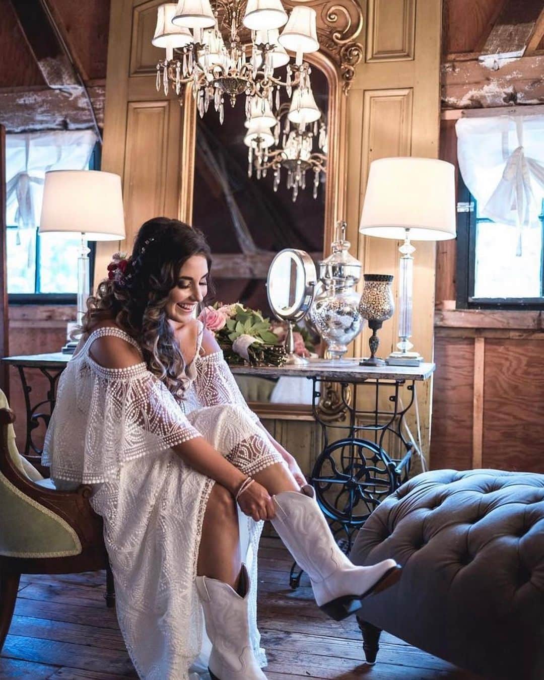 タダシショージのインスタグラム：「Saddle up, a lifetime of chasing sunsets together, awaits.   @bryanweberphotography  #barnwedding #weddingdestination #weddinginspired #cowgirlchic」