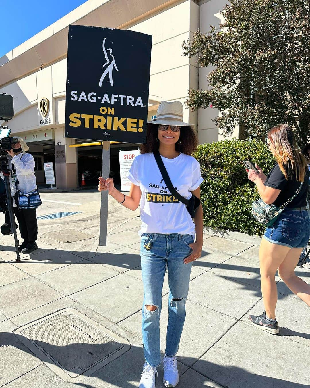 ロッチェル・エイツのインスタグラム：「We’re still out here but hopeful! Continuing to put pressure on the AMPTP until we reach the finish line! #sagaftrastrong #HollywoodsBravestAndFinest」