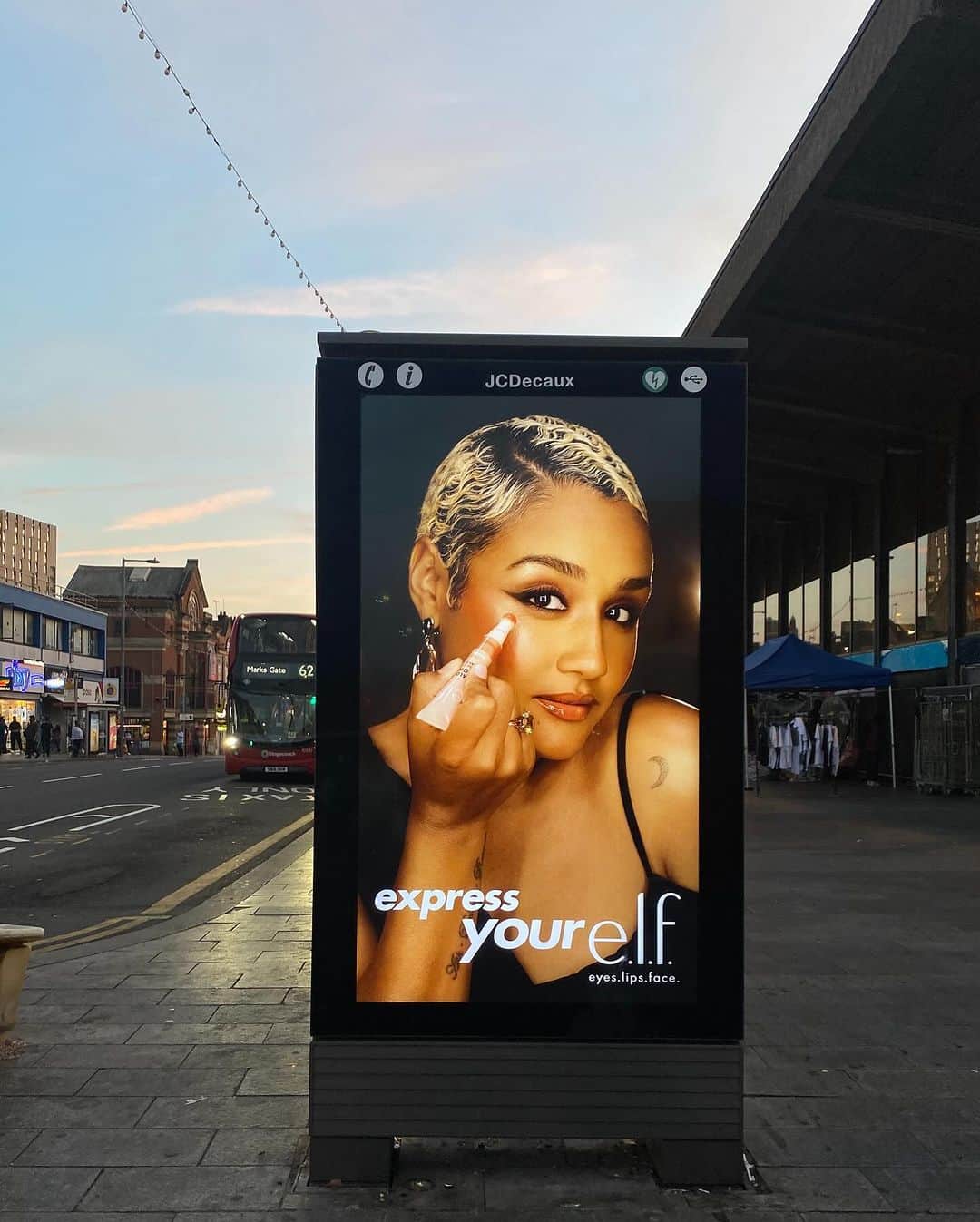 e.l.f.さんのインスタグラム写真 - (e.l.f.Instagram)「Talk about an e.l.f.ing epic takeover 🇬🇧🎉   If you see our express your e.l.f. campaign on the streets of London, snap a pic! We love seeing our e.l.f.z in the wild 📸✨  Keep an eye out for even more exciting as e.l.f. activations – coming soon! 👀  #expressyourelf #eyeslipsface #elfcosmeticsuk」10月7日 4時32分 - elfcosmetics