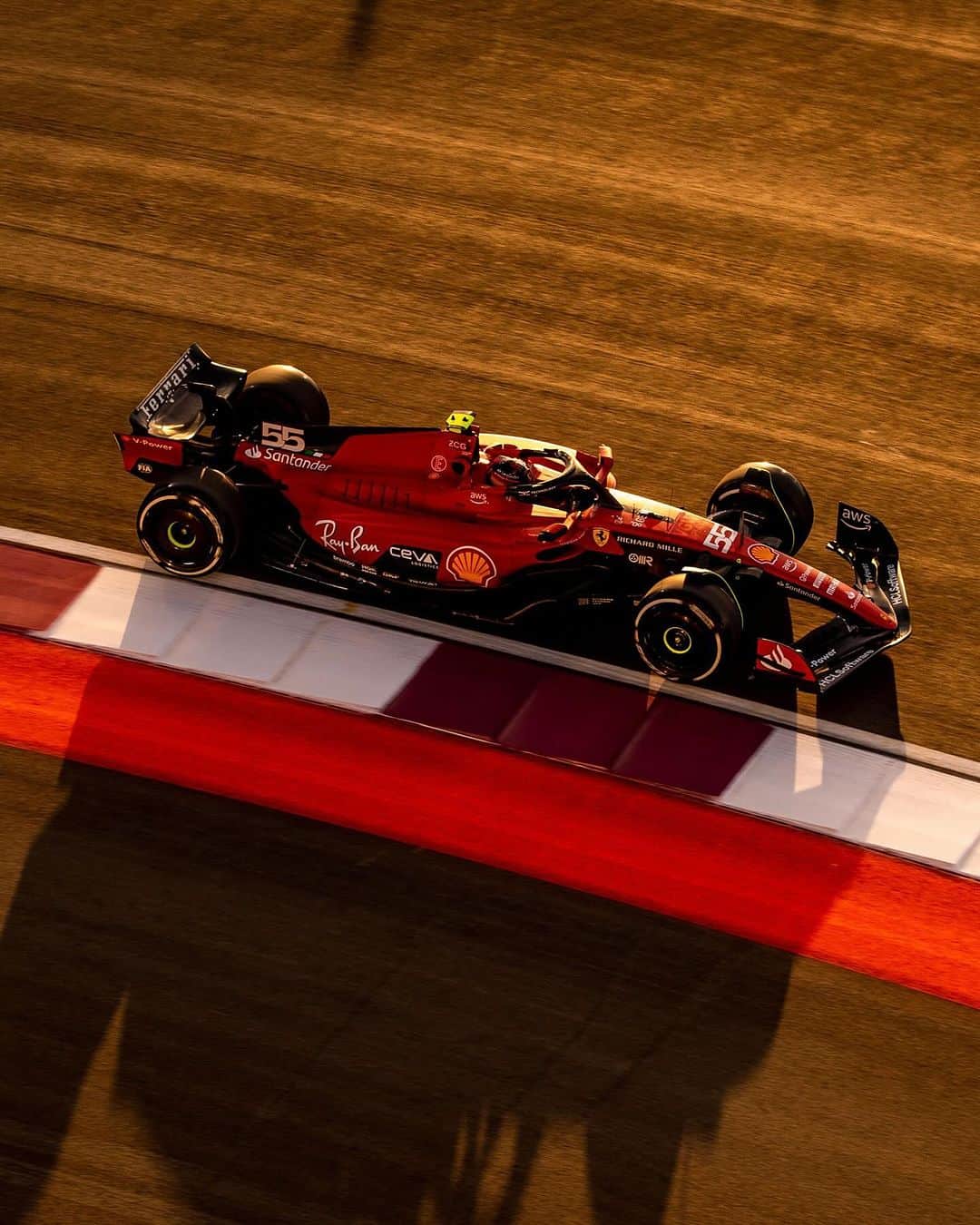 のインスタグラム：「Tough Friday. Hopefully we can turn it around for the Sprint and we’ll fight hard to recover on Sunday. 💪🏻  Viernes difícil. Esperamos poder darle la vuelta en el Sprint y pelearemos para remontar el domingo. 💪🏻  - #Carlossainz」