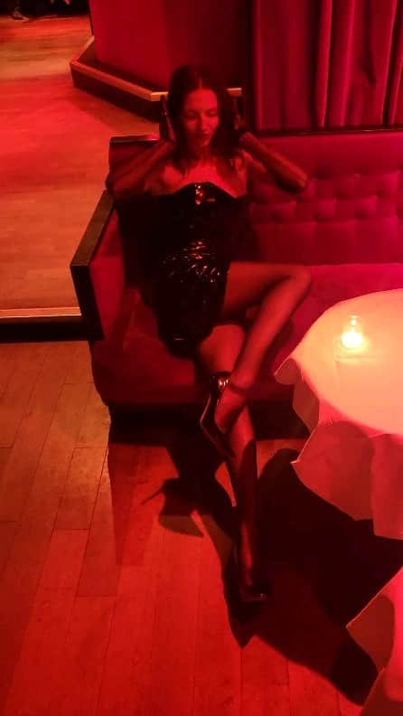 メリティナ・スタニウタのインスタグラム：「La witch 🪄   #dress #evening #paris #girl #France #soiree #light #redlights #gloves #witch」