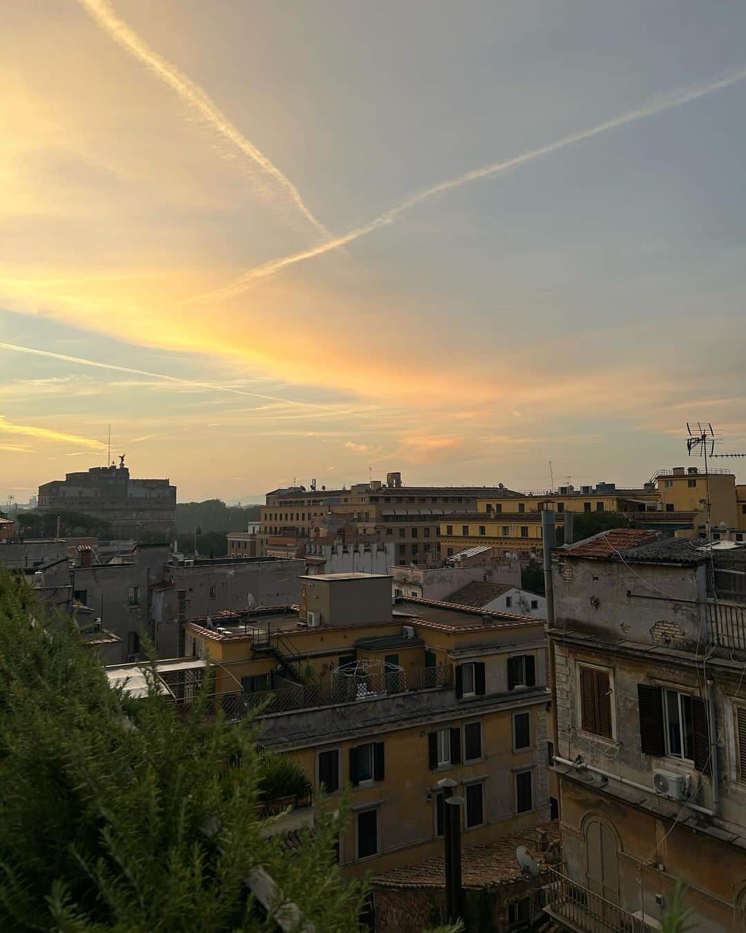 中岡由佳さんのインスタグラム写真 - (中岡由佳Instagram)「❇︎ 朝食はアパートメントホテルの屋上テラスで。バチカン市国のサン・ピエトロ大聖堂が見える素晴らしい眺めが広がる。ローマの美しい朝日を浴びながら美味しい食事をいただきました。  #TrianonBorgoPio  #Roma #ローマ #Italy #イタリア」10月7日 4時48分 - yuka_nakaoka