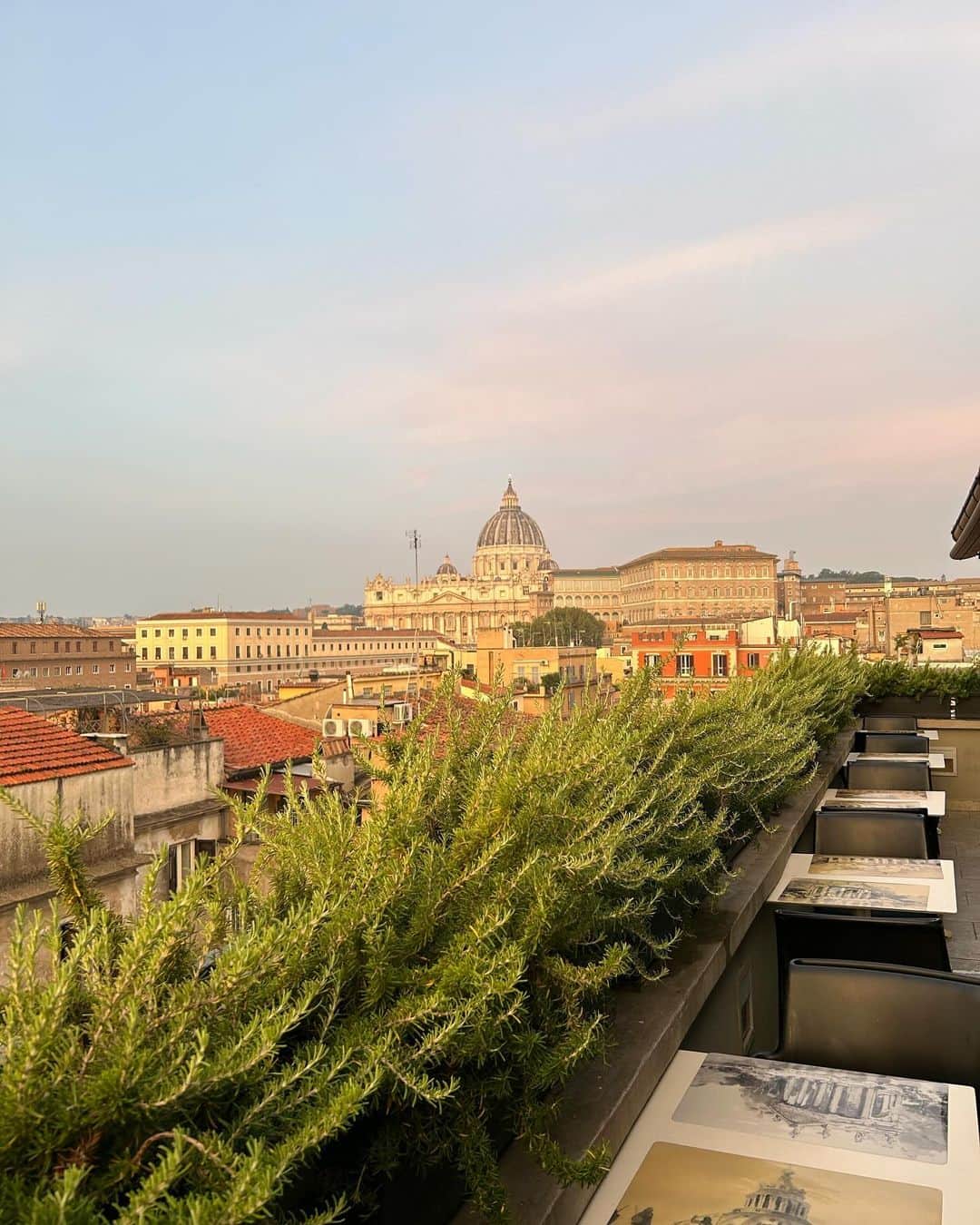中岡由佳のインスタグラム：「❇︎ 朝食はアパートメントホテルの屋上テラスで。バチカン市国のサン・ピエトロ大聖堂が見える素晴らしい眺めが広がる。ローマの美しい朝日を浴びながら美味しい食事をいただきました。  #TrianonBorgoPio  #Roma #ローマ #Italy #イタリア」