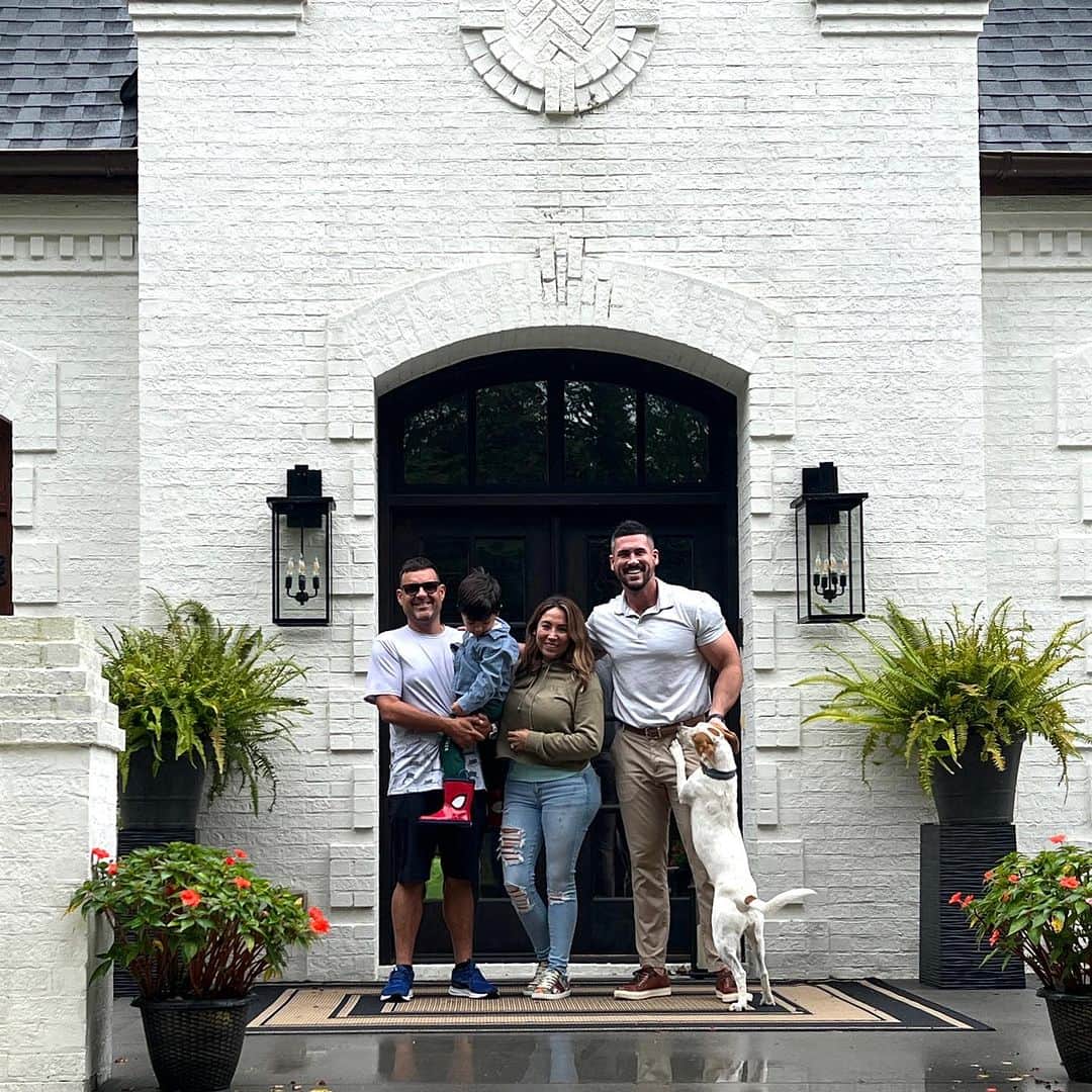 ジョッシュ・マレーのインスタグラム：「⭐️CLOSED⭐️ - Couldn’t be more excited for my clients who are making the big move from South Florida to Calhoun, Georgia 🏡 They reached out to me here on Instagram and we got to work right away - We drove all over the outskirts of Atlanta, seeing homes in Douglasville, Bremen, Winston, Grayson, Milton, Johns Creek and Calhoun.  We knocked ‘em all out on a Friday and Saturday once they flew up and closed on this gorgeous 11 Acre property just 3 1/2 weeks later!  Asking price was $1,599,000 and negotiated the final sale down to $1,375,000, saving them about $225,000💰 Plus an additional $25k for closing costs 😎 Clients turned friends for life - gosh I love what I do! 🙌🏼 Swipe to see the Home • • • #realtor #realestate #calhoun #bremen #douglasville #winston #grayson #alpharetta #buckhead #brookhaven #atlanta #johnscreek #midtownatlanta #sandysprings #roswell #milton #marietta #eastcobb #kennesaw #woodstock #dunwoody #suwanee #mableton #decatur #luxuryrealestate #georgia #georgiarealestate #atlantarealestate #atlantarealtor #milliondollarhomes」