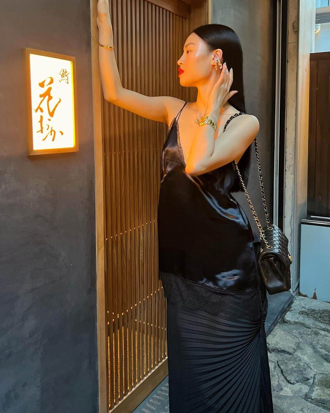 NATALIE LIAOさんのインスタグラム写真 - (NATALIE LIAOInstagram)「Some favorite moments from Tokyo 🇯🇵♥️ finding a little hole in the wall Omakase restaurant last minute, dining at a Hiroshi Sugimoto designed restaurant (I am clearly a fan of his work, also the food was very delicious), my first fine jewelry purchase of a set of pearl earrings/necklace from my favorite @tasaki_intl and drinking all the tea I love. 🥰🥰  #sahsyakanetanaka #hiroshisugimoto #tasaki #tokyojapan #japantrip #summerinjapan」10月7日 4時55分 - fongminliao