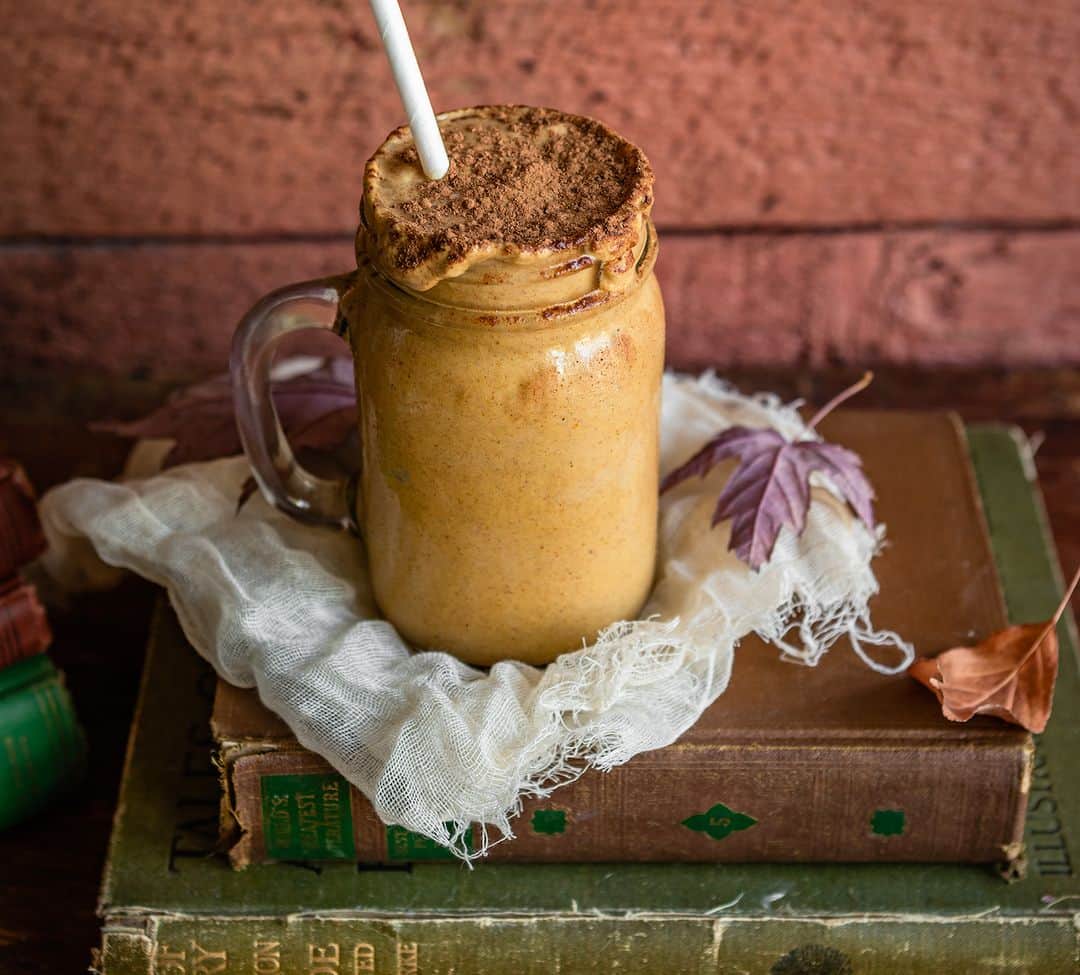 Simple Green Smoothiesのインスタグラム：「Blend this Maple Pumpkin Fall Smoothie 🎃 with warming spices, creamy cauliflower and pumpkin purée. You're sure to be in an Autumn 🍂 state of mind after the first sip!   https://simplegreensmoothies.com/maple-pumpkin-smoothie  #pumpkinsmoothie #fallsmoothies #seasonalingredients #healthysmoothies #plantbaseddiet」