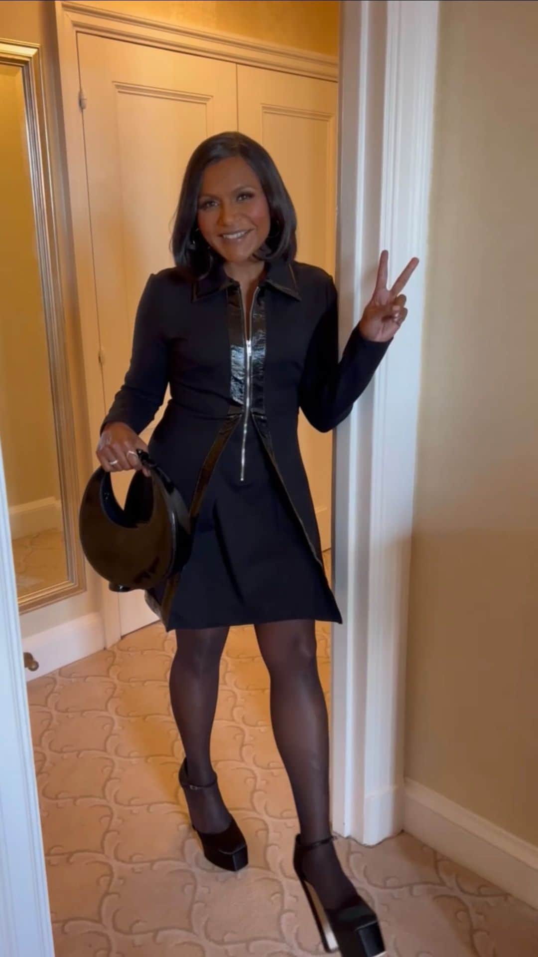 ミンディ・カリングのインスタグラム：「Don’t you love New York in the fall? It makes me want to buy school supplies. I would send you a bouquet of newly sharpened pencils if I knew your name and address.」
