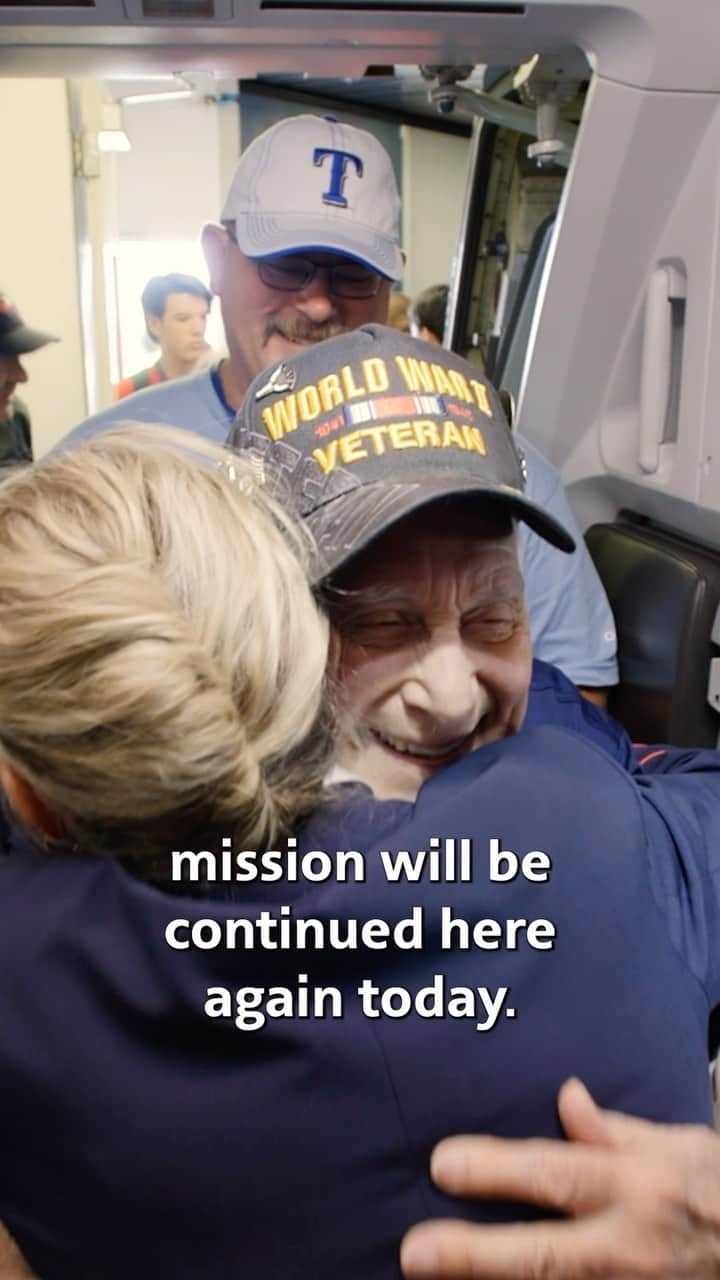 アメリカン航空のインスタグラム：「We are grateful for the sacrifices made by our nation’s heroes and their families. Recently, American Airlines flew 18 World War II veterans and 20 high school students on a special charter flight to New Orleans for a memorable visit to the National World War II Museum with the @garysinisefoundation.   At 103-years-old, American Airlines retiree Bill Strong joined the trip through the encouragement of his niece, American Airlines Flight Attendant Shannon Strong, who served the flight as a crew member. Let’s show our appreciation for our nations heroes in the comments with a ❤️.」