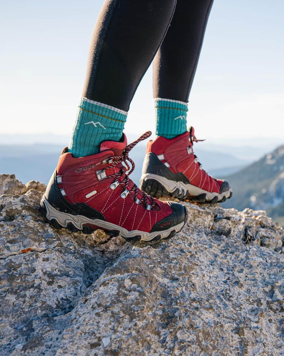 オボズのインスタグラム：「RIO RED IS BACK!  Our bestselling colorway is available in the Women’s Bridger Mid B -DRY — but only for a limited time 😮  In celebration, we’re revisiting some of our favorite trail moments in Rio Red ♥️   ➡️ ➡️ ➡️   #obozfootwear #truetothetrail #fanfavorite」