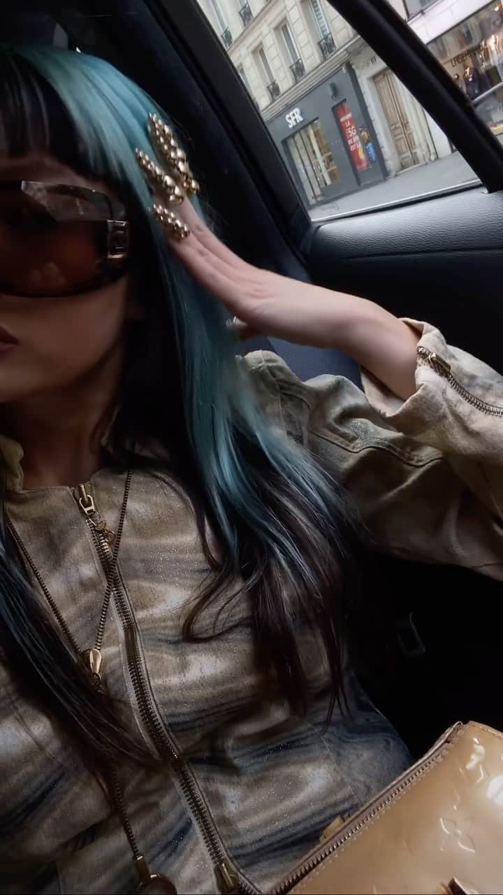 moanaのインスタグラム：「I am just being me.🇫🇷  #fashion #paris #parisfrance #parisfashion #parisfashionshow #parisfashionweek #pfw2024 #outfit #reels #newreels」