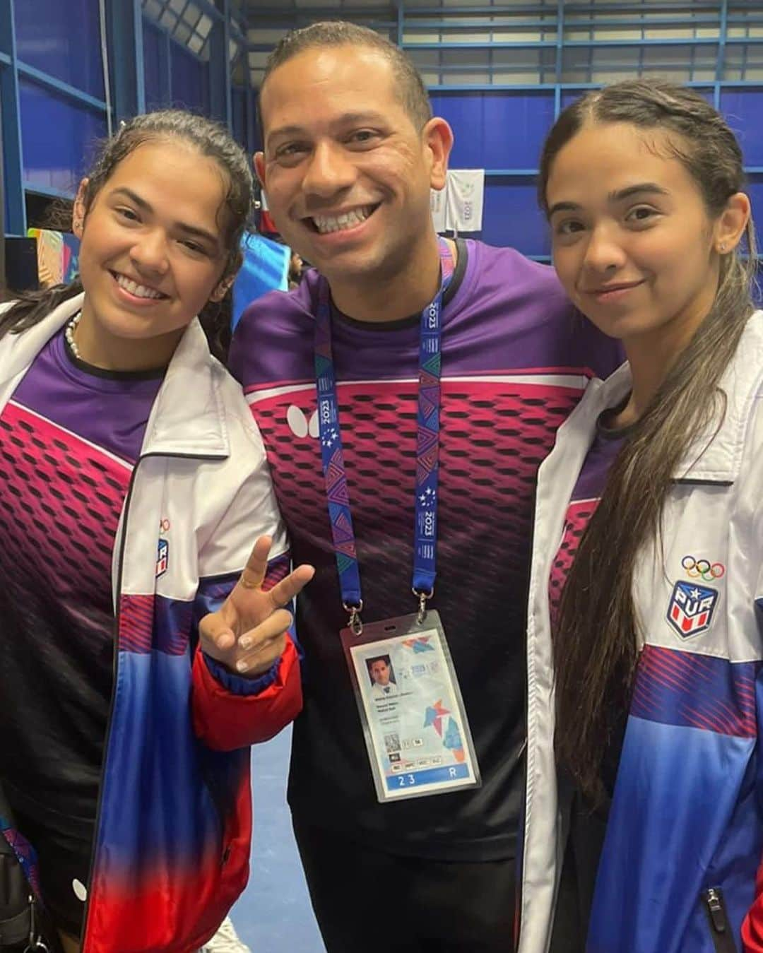 DIAZ Melanieさんのインスタグラム写真 - (DIAZ MelanieInstagram)「Los que llevan trabajando con mi brazo las últimas dos semanas 🤍💪🏻 Gracias por su ayuda y su trato siempre 🇵🇷🤍  También al Dr. Badillo, Alma, José y Steven que también me han ayudado mucho en este proceso 💗 y a mi plan médico que es el mejor @firstmedicalpr 💓  💪🏻🇵🇷 🏓💗」10月7日 5時20分 - mely_diaaz