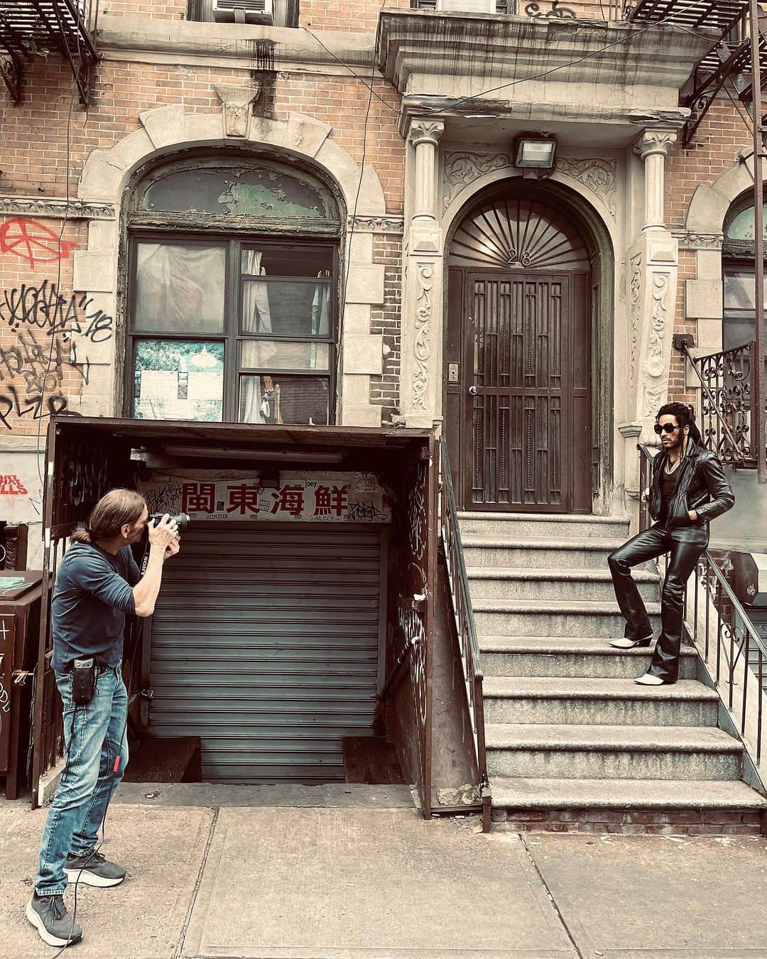 レニー・クラヴィッツのインスタグラム：「NYC. Shooting with @MarkSeliger. It’s all getting ready to happen. 📸: @rodneyburns」