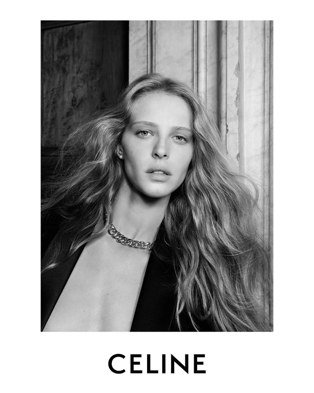 Celineのインスタグラム：「LA COLLECTION DES GRANDS CLASSIQUES CELINE SESSION 07  CELINE JEWELRY CELINE GOURMETTE TRIOMPHE NECKLACE  COLLECTION AVAILABLE NOW IN STORES AND ON CELINE.COM  ABBY @HEDISLIMANE PHOTOGRAPHY AND STYLING ROME, PALAZZO FARNESE  SEPTEMBER 2023  #CELINEBYHEDISLIMANE」