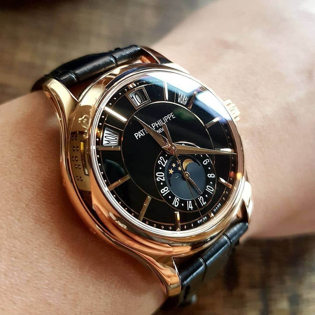 Daily Watchさんのインスタグラム写真 - (Daily WatchInstagram)「The stunning Patek Philippe 5205OR Annual Calendar in Rose Gold 🔥 Photo by @syn.chronus」10月7日 5時23分 - dailywatch