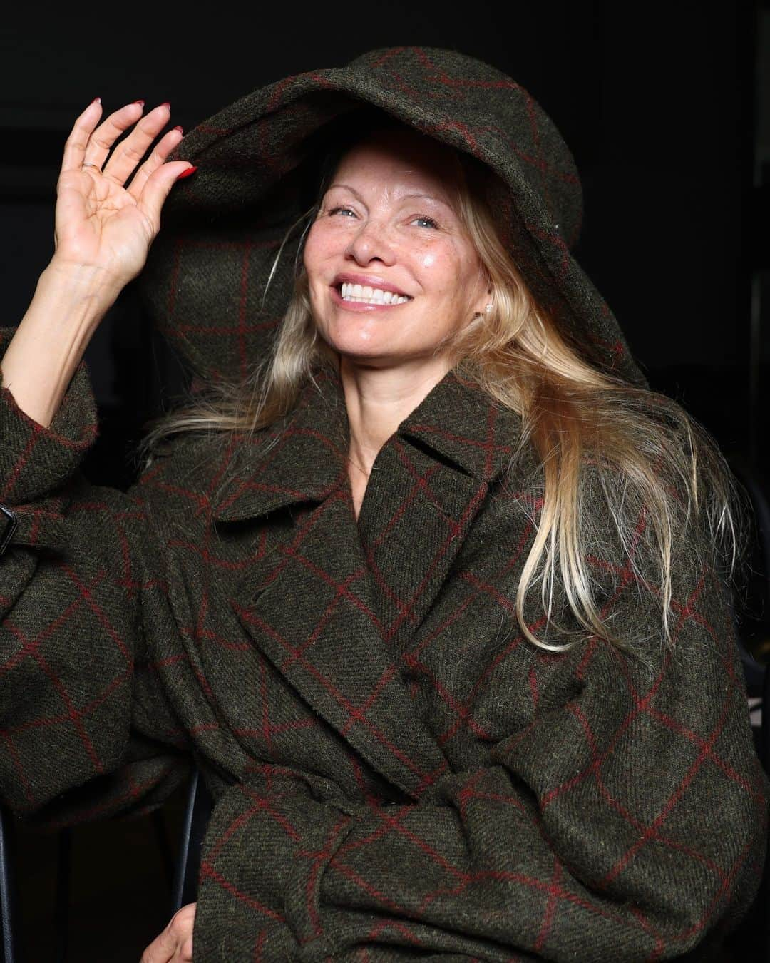 Vogue Australiaさんのインスタグラム写真 - (Vogue AustraliaInstagram)「#PamelaAnderson's makeup-free moment made her a standout attendee at #ParisFashionWeek, but she's not the only viral moment to emanate from the shows. For a run-down of every big moment from the spring/summer 2024 season - including all the trends and celebrity sightings you may have missed - click the link in bio.  📷 Getty images」10月7日 6時00分 - vogueaustralia