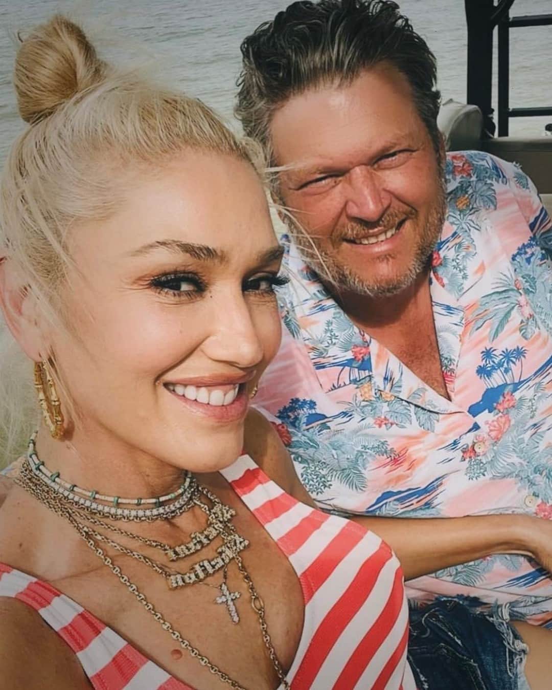 Cosmopolitanのインスタグラム：「Some sweet Friday news: Blake Shelton shared a never-before-seen photo of Gwen Stefani in honor of her 54th birthday. 🥹See the pic at the link in bio.   #rg @blakeshelton」